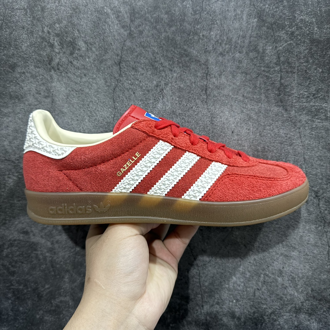 【VT纯原】AD Original Gazelle Indoor Trainers 瞪羚室内鞋系列低帮复古百搭休闲运动德训风板鞋 红白IF1808nn高端零售特供批次原厂定制长毛翻毛皮组合环保纤维革鞋面材质内置环保海玻璃鞋垫 外置RB橡胶大底产品品控稳定性领先行业原厂全套原楦原纸板冲刀磨具开发 原厂皮料加持原厂港宝加持定型后跟R度完美 将复古进行到底简约流畅 三十年不变经典 这款Gazelle运动鞋 无论面料、配色、质感或设计 都只在重现其1991年原款的经典 皮革鞋面 撞色三条纹和鞋跟标的设计 力求呈现90年代的经典复古风潮 Samba火热的同时 也带动了其它的复古鞋型 Gazelle便是其中一只 Gazelle Indoor拥有包边更宽的T字型鞋头 更好的保护运动员的前掌 浓浓的复古氛围感 非常适合现在流行的Cleanfit风格  尺码：36-45 编码：Z240260-莆田鞋批发中心