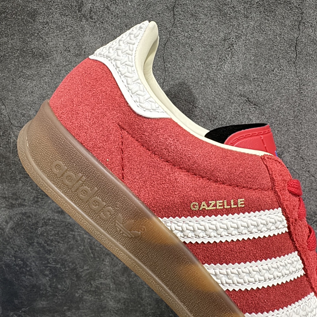 图片[7]-【VT纯原】AD Original Gazelle Indoor Trainers 瞪羚室内鞋系列低帮复古百搭休闲运动德训风板鞋 红白IF1808nn高端零售特供批次原厂定制长毛翻毛皮组合环保纤维革鞋面材质内置环保海玻璃鞋垫 外置RB橡胶大底产品品控稳定性领先行业原厂全套原楦原纸板冲刀磨具开发 原厂皮料加持原厂港宝加持定型后跟R度完美 将复古进行到底简约流畅 三十年不变经典 这款Gazelle运动鞋 无论面料、配色、质感或设计 都只在重现其1991年原款的经典 皮革鞋面 撞色三条纹和鞋跟标的设计 力求呈现90年代的经典复古风潮 Samba火热的同时 也带动了其它的复古鞋型 Gazelle便是其中一只 Gazelle Indoor拥有包边更宽的T字型鞋头 更好的保护运动员的前掌 浓浓的复古氛围感 非常适合现在流行的Cleanfit风格  尺码：36-45 编码：Z240260-莆田鞋批发中心