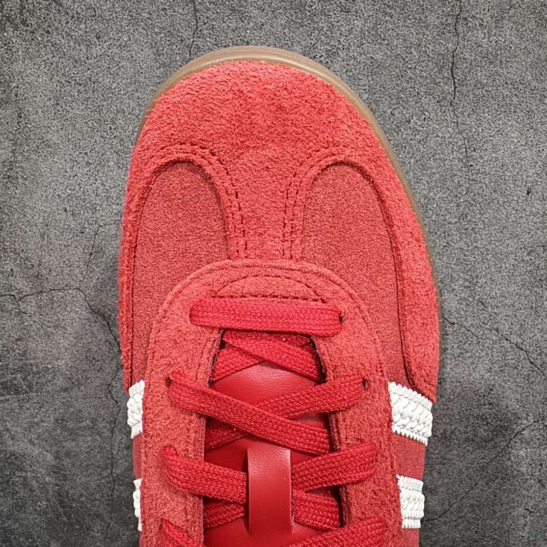 图片[5]-【VT纯原】AD Original Gazelle Indoor Trainers 瞪羚室内鞋系列低帮复古百搭休闲运动德训风板鞋 红白IF1808nn高端零售特供批次原厂定制长毛翻毛皮组合环保纤维革鞋面材质内置环保海玻璃鞋垫 外置RB橡胶大底产品品控稳定性领先行业原厂全套原楦原纸板冲刀磨具开发 原厂皮料加持原厂港宝加持定型后跟R度完美 将复古进行到底简约流畅 三十年不变经典 这款Gazelle运动鞋 无论面料、配色、质感或设计 都只在重现其1991年原款的经典 皮革鞋面 撞色三条纹和鞋跟标的设计 力求呈现90年代的经典复古风潮 Samba火热的同时 也带动了其它的复古鞋型 Gazelle便是其中一只 Gazelle Indoor拥有包边更宽的T字型鞋头 更好的保护运动员的前掌 浓浓的复古氛围感 非常适合现在流行的Cleanfit风格  尺码：36-45 编码：Z240260-莆田鞋批发中心