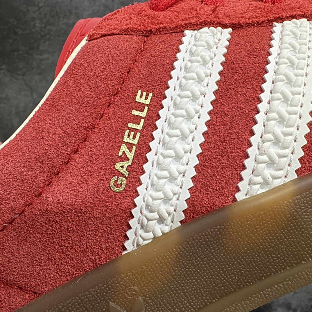 图片[2]-【VT纯原】AD Original Gazelle Indoor Trainers 瞪羚室内鞋系列低帮复古百搭休闲运动德训风板鞋 红白IF1808nn高端零售特供批次原厂定制长毛翻毛皮组合环保纤维革鞋面材质内置环保海玻璃鞋垫 外置RB橡胶大底产品品控稳定性领先行业原厂全套原楦原纸板冲刀磨具开发 原厂皮料加持原厂港宝加持定型后跟R度完美 将复古进行到底简约流畅 三十年不变经典 这款Gazelle运动鞋 无论面料、配色、质感或设计 都只在重现其1991年原款的经典 皮革鞋面 撞色三条纹和鞋跟标的设计 力求呈现90年代的经典复古风潮 Samba火热的同时 也带动了其它的复古鞋型 Gazelle便是其中一只 Gazelle Indoor拥有包边更宽的T字型鞋头 更好的保护运动员的前掌 浓浓的复古氛围感 非常适合现在流行的Cleanfit风格  尺码：36-45 编码：Z240260-莆田鞋批发中心