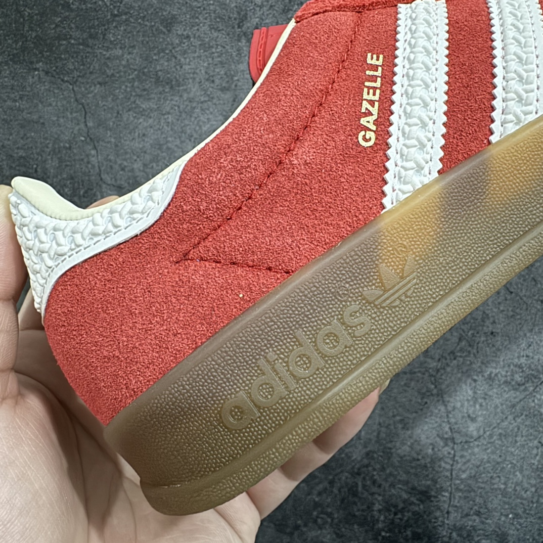 【VT纯原】AD Original Gazelle Indoor Trainers 瞪羚室内鞋系列低帮复古百搭休闲运动德训风板鞋 红白IF1808nn高端零售特供批次原厂定制长毛翻毛皮组合环保纤维革鞋面材质内置环保海玻璃鞋垫 外置RB橡胶大底产品品控稳定性领先行业原厂全套原楦原纸板冲刀磨具开发 原厂皮料加持原厂港宝加持定型后跟R度完美 将复古进行到底简约流畅 三十年不变经典 这款Gazelle运动鞋 无论面料、配色、质感或设计 都只在重现其1991年原款的经典 皮革鞋面 撞色三条纹和鞋跟标的设计 力求呈现90年代的经典复古风潮 Samba火热的同时 也带动了其它的复古鞋型 Gazelle便是其中一只 Gazelle Indoor拥有包边更宽的T字型鞋头 更好的保护运动员的前掌 浓浓的复古氛围感 非常适合现在流行的Cleanfit风格  尺码：36-45 编码：Z240260-莆田鞋批发中心