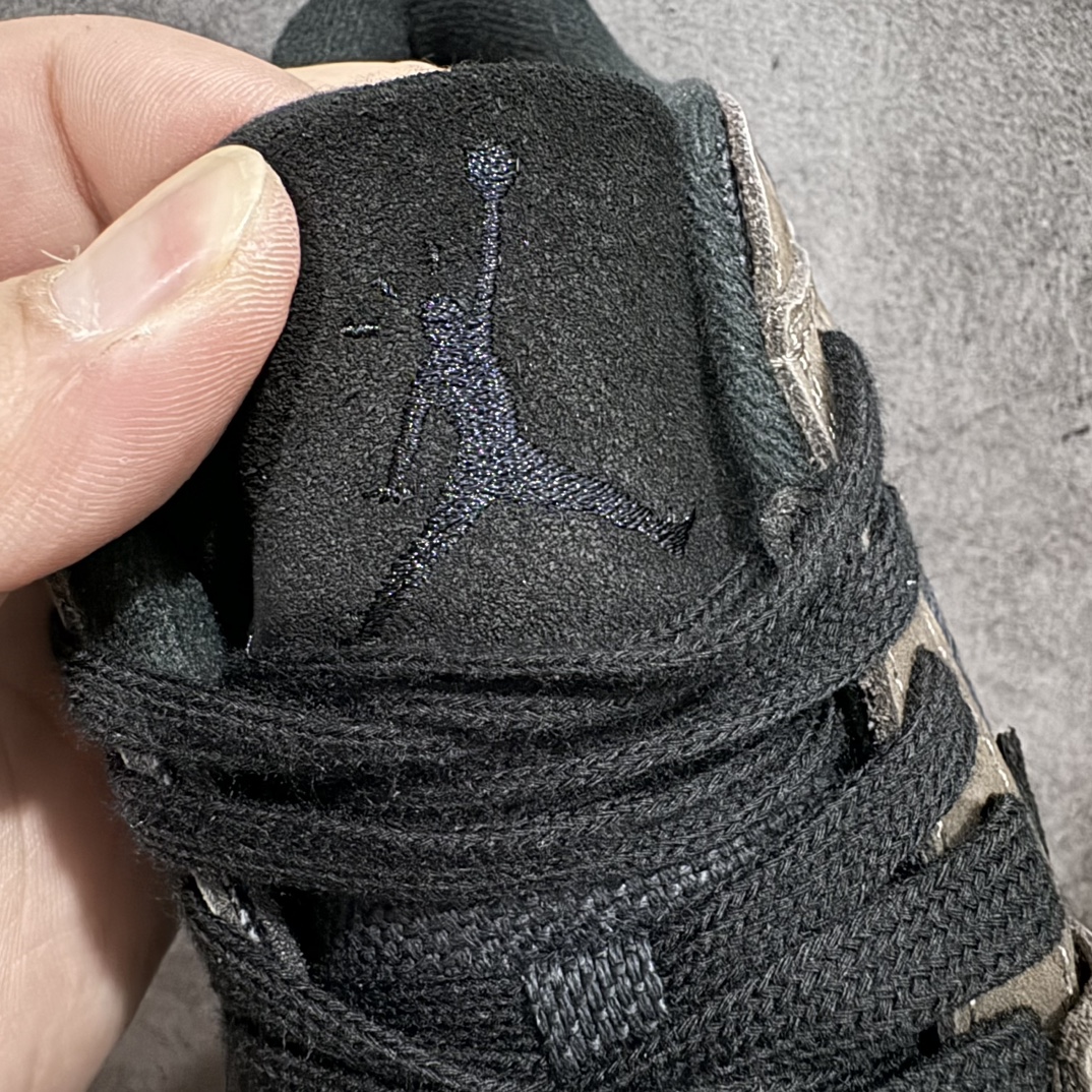 图片[5]-【神版纯原】Travis Scott x Air Jordan Cut The Check 低帮 黑棕倒勾联名 黑棕倒钩联名 乔丹篮球鞋系列 签名篮球鞋nTravis Scott x Jordan Brand打造全新鞋款Jordan Cut The Check，除了很显眼的标志性「倒钩」，这双鞋款最大的特色在于像是融合了过往Travis Scott联名鞋款的元素，如类似Air Jordan 1 Low和Dunk Low的鞋身轮廓，Air Jordan 4的外底橡胶上翻，和Air Trainers 1 的魔术贴绑带，黑色鞋舌上采用黑色Jumpman Logo刺绣点缀，后跟也辅以黑色鬼脸刺绣呈现，有着What The TS之意，鞋底则印上了白色Jackf字样。 货号：FZ8117-204 尺码：36 36.5 37.5 38 38.5 39 40 40.5 41 42 42.5 43 44 44.5 45 46 47.5 编码：QH340360-莆田鞋批发中心