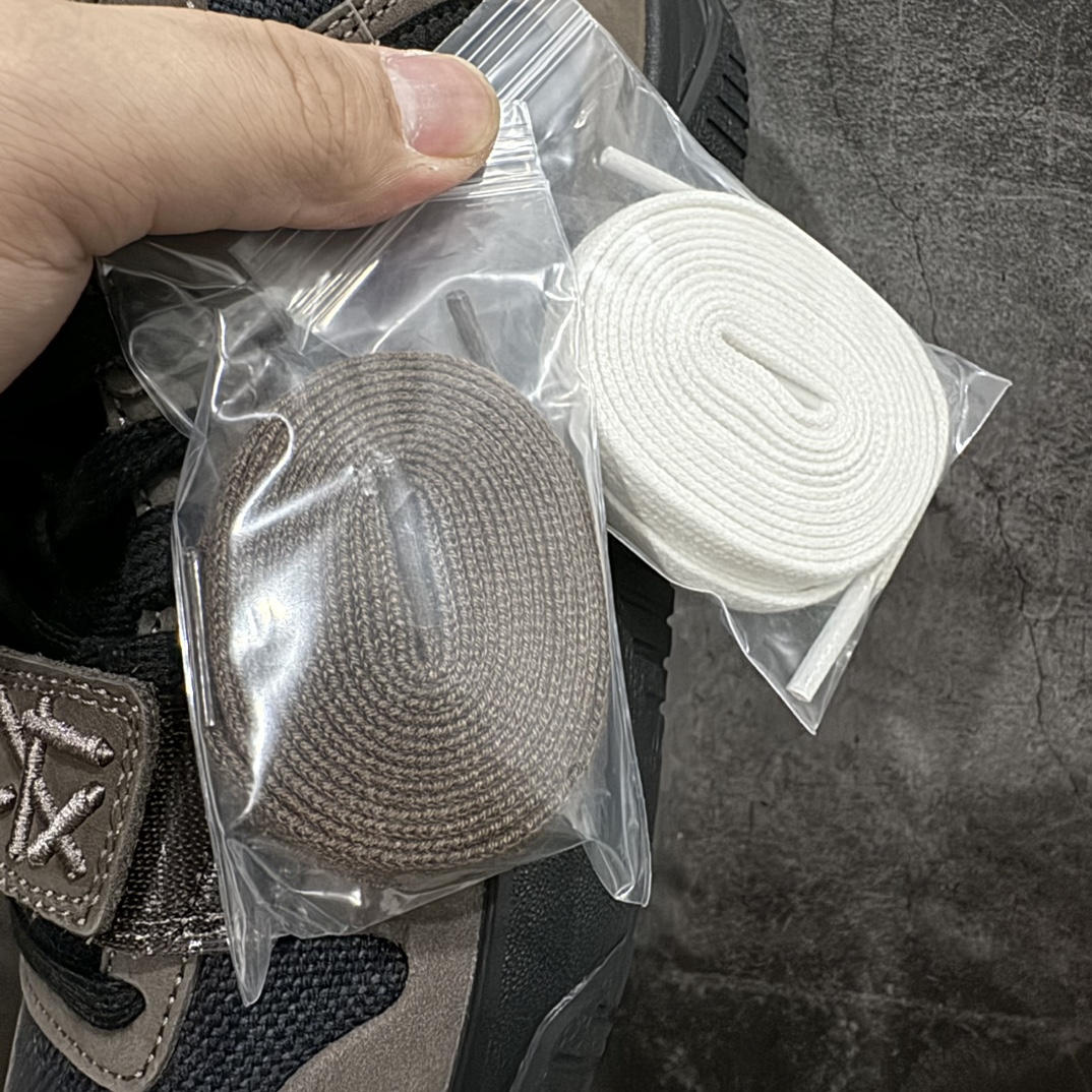 图片[9]-【神版纯原】Travis Scott x Air Jordan Cut The Check 低帮 黑棕倒勾联名 黑棕倒钩联名 乔丹篮球鞋系列 签名篮球鞋nTravis Scott x Jordan Brand打造全新鞋款Jordan Cut The Check，除了很显眼的标志性「倒钩」，这双鞋款最大的特色在于像是融合了过往Travis Scott联名鞋款的元素，如类似Air Jordan 1 Low和Dunk Low的鞋身轮廓，Air Jordan 4的外底橡胶上翻，和Air Trainers 1 的魔术贴绑带，黑色鞋舌上采用黑色Jumpman Logo刺绣点缀，后跟也辅以黑色鬼脸刺绣呈现，有着What The TS之意，鞋底则印上了白色Jackf字样。 货号：FZ8117-204 尺码：36 36.5 37.5 38 38.5 39 40 40.5 41 42 42.5 43 44 44.5 45 46 47.5 编码：QH340360-莆田鞋批发中心