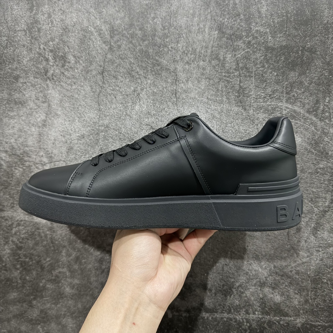 图片[2]-【广东纯原版本】新款系列出货 BALMAiN巴尔曼 B-Court 休闲男款板鞋 官网已经发售 平台力推流量热款 BALMAIN以其大胆而富有远见的廓形而著称 旨在为穿着者赋予力量 这款鞋履采用全身小牛皮鞋面拼接 牛皮内里垫脚 包裹性舒适性能强 鞋舌Balmain标志细节 鞋底独家开发私模 全网第一家出货 鞋后跟立体字母logo细节 鞋底Balmain标志 全套原版一致包装 尺码 38 39 40 41 42 43 44 45 46-选品中心