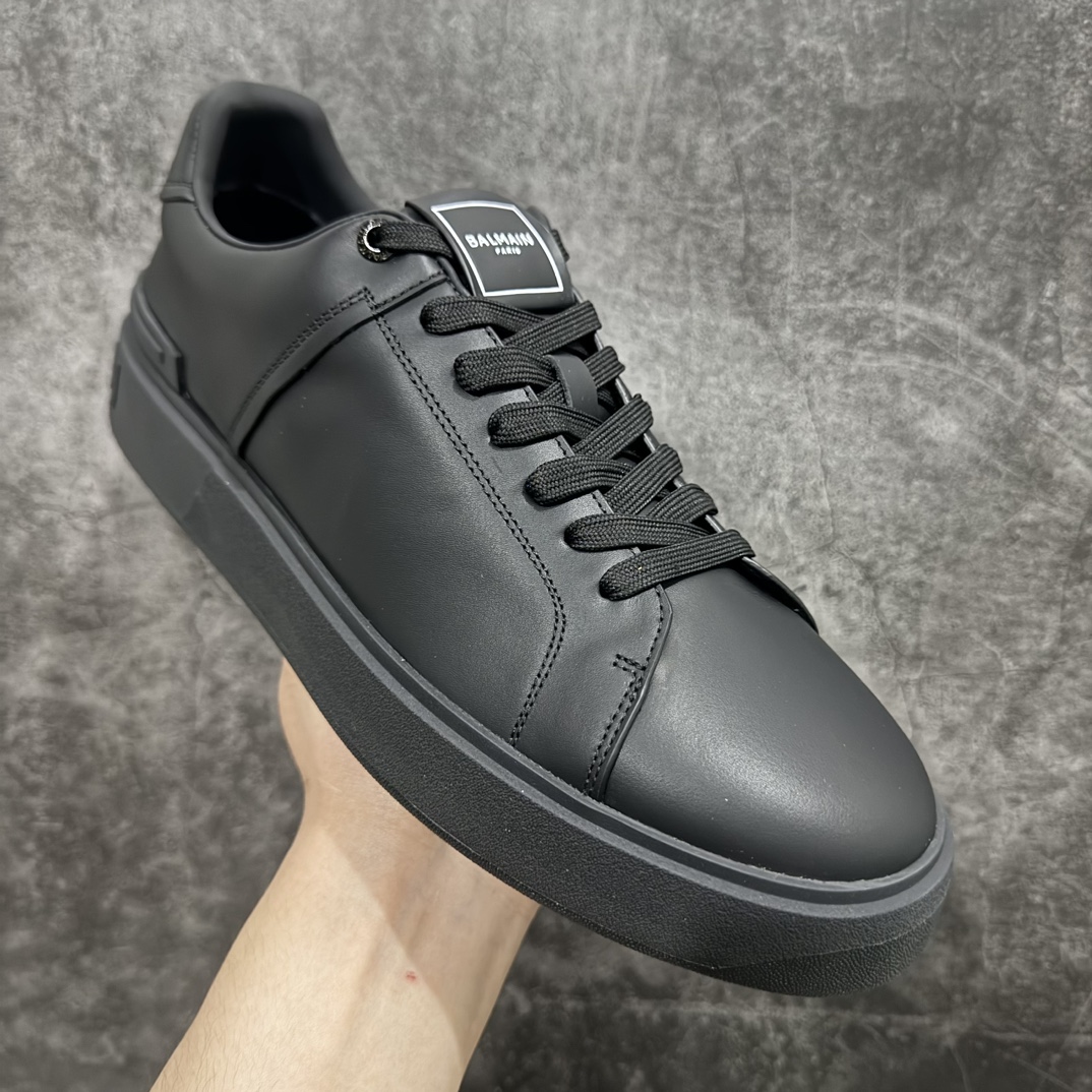 图片[3]-【广东纯原版本】新款系列出货 BALMAiN巴尔曼 B-Court 休闲男款板鞋 官网已经发售 平台力推流量热款 BALMAIN以其大胆而富有远见的廓形而著称 旨在为穿着者赋予力量 这款鞋履采用全身小牛皮鞋面拼接 牛皮内里垫脚 包裹性舒适性能强 鞋舌Balmain标志细节 鞋底独家开发私模 全网第一家出货 鞋后跟立体字母logo细节 鞋底Balmain标志 全套原版一致包装 尺码 38 39 40 41 42 43 44 45 46-选品中心