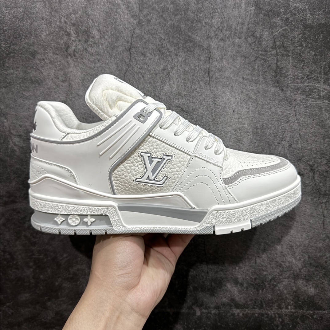 【广东纯原版本】LV trainer 2024全新升级版 经典回归 复古风视感运动板鞋nnLV全新运动系列 拥入家族多方面经典原素n超级帅气 全真皮面料，搭配Lv徽章布面，透气纱网内里，原版大底，原版鞋楦 海外代购豪华航空礼盒包装⚠️ 尺码：39-45男款 编码：HS480520-鞋库