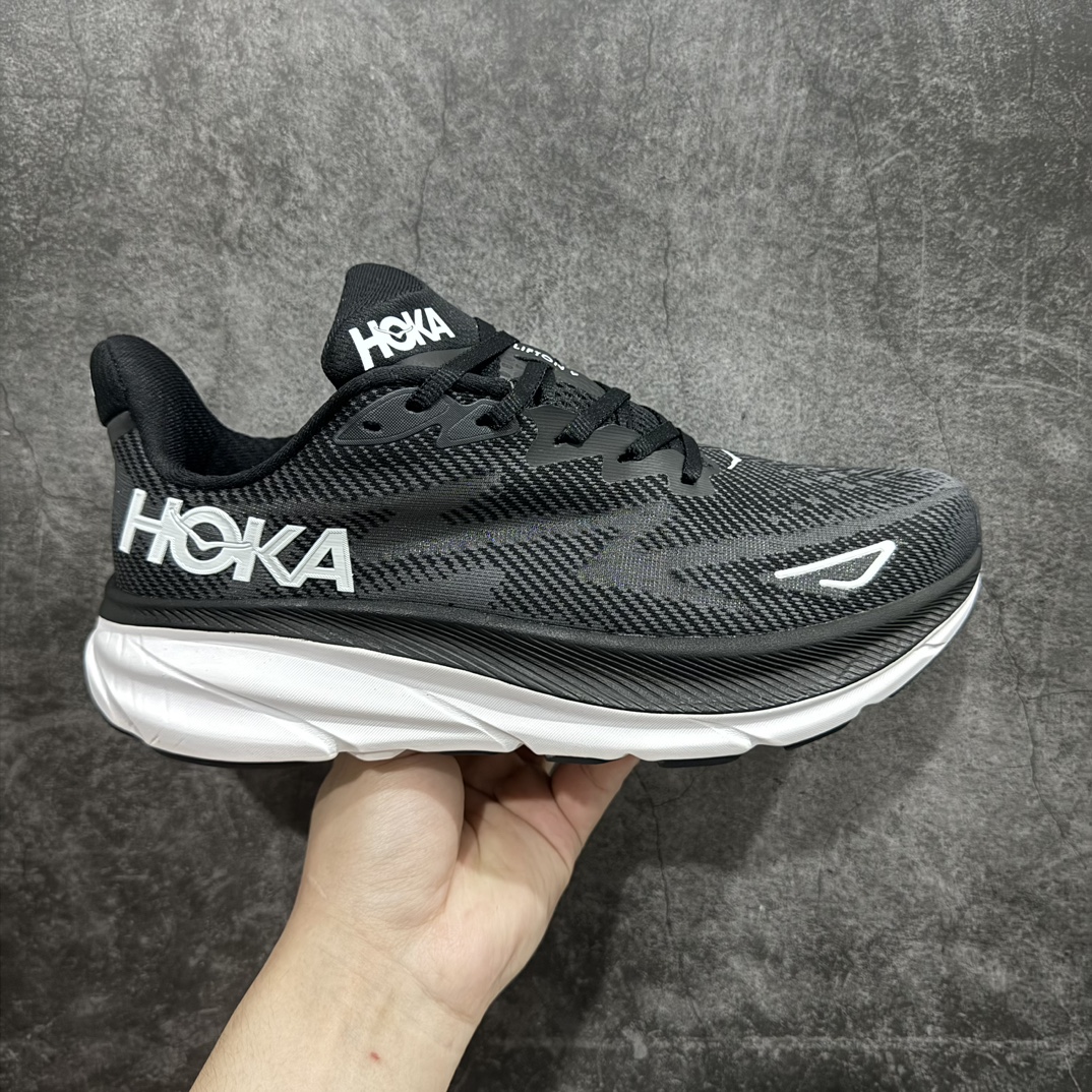 【顶级版】HOKA ONE ONE Clifton克里夫顿9代 黑白n市场顶级版本 正确细节组合大底 超高品质 超低价格 欢迎对比平台电商货盘订单 稳定补货 不断码 配套原装针织网面和纱线 原厂配套泡棉中底 既轻又缓震 原厂配套进口海绵填充 真正1:1工艺出品 可能是市场最强的HOKA 9  尺码：36 36.5 37.5 38 38.5 39 40 40.5 41 42 42.5 43 44 44.5 45 编码：NM210230-鞋库