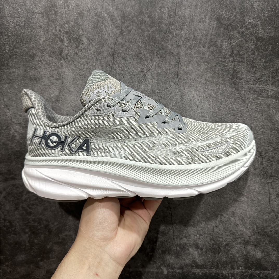 【顶级版】HOKA ONE ONE Clifton克里夫顿9代 灰白n市场顶级版本 正确细节组合大底 超高品质 超低价格 欢迎对比平台电商货盘订单 稳定补货 不断码 配套原装针织网面和纱线 原厂配套泡棉中底 既轻又缓震 原厂配套进口海绵填充 真正1:1工艺出品 可能是市场最强的HOKA 9  尺码：36 36.5 37.5 38 38.5 39 40 40.5 41 42 42.5 43 44 44.5 45 编码：NM210230-鞋库