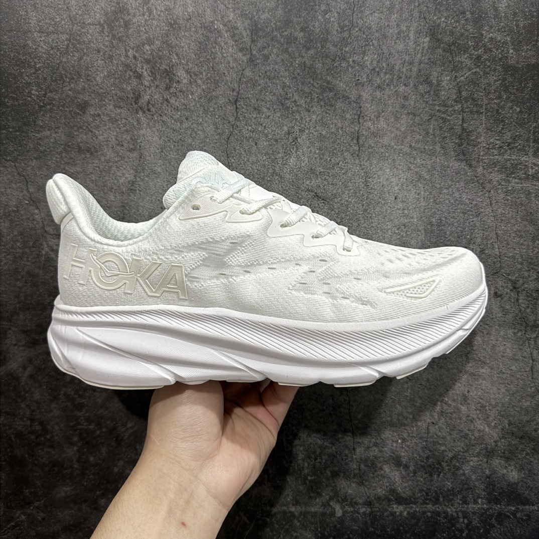 【顶级版】HOKA ONE ONE Clifton克里夫顿9代 纯白n市场顶级版本 正确细节组合大底 超高品质 超低价格 欢迎对比平台电商货盘订单 稳定补货 不断码 配套原装针织网面和纱线 原厂配套泡棉中底 既轻又缓震 原厂配套进口海绵填充 真正1:1工艺出品 可能是市场最强的HOKA 9  尺码：36 36.5 37.5 38 38.5 39 40 40.5 41 42 42.5 43 44 44.5 45 编码：NM210230-鞋库