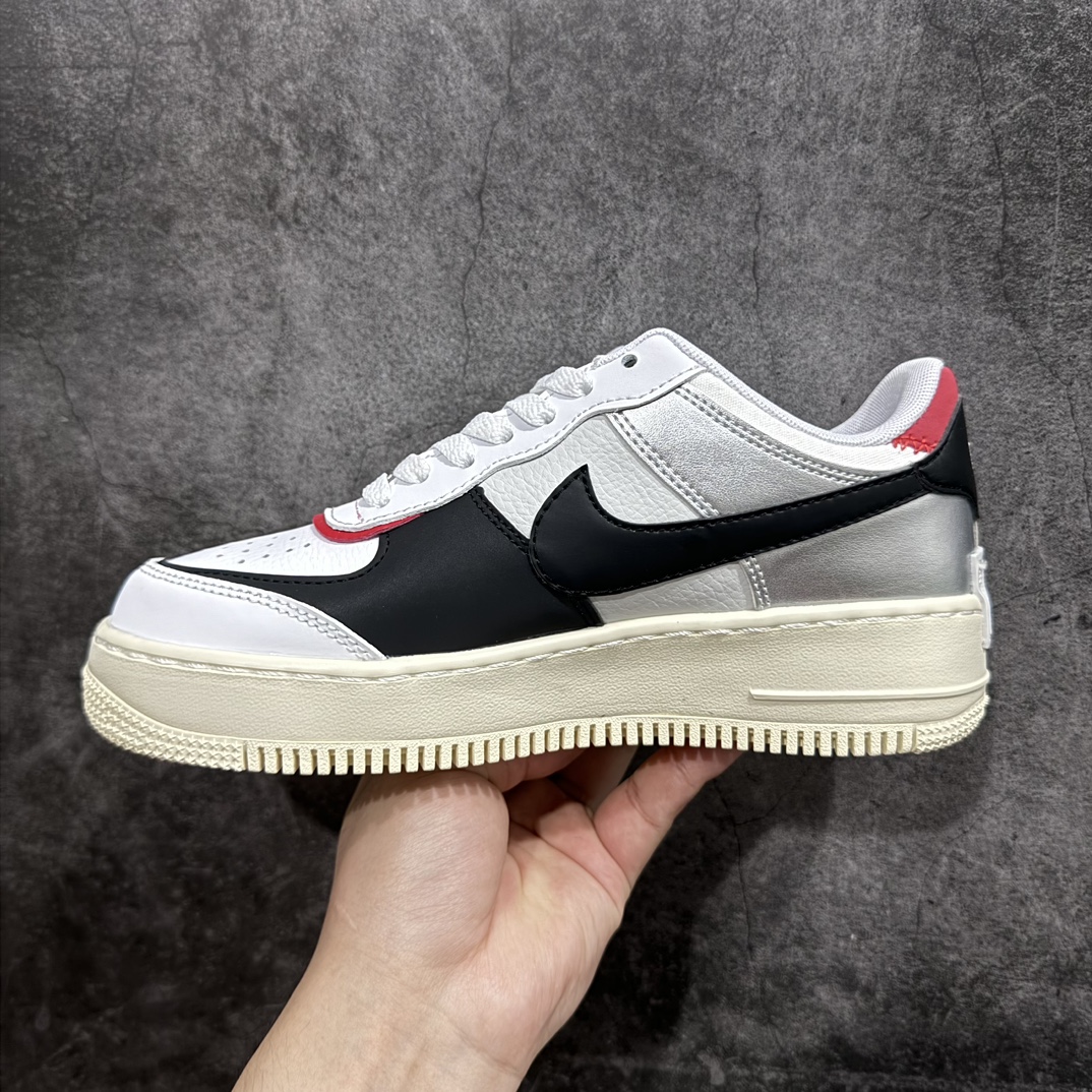 图片[2]-【公司级】耐克Nike Air Force 1 “Shadow”马卡龙 af1厚底增高百搭运动板鞋 造型设计上与 Sacai x Nike 系列颇为相似，带有浓厚解构风格，侧身 Swoosh 采用叠加的形式呈现，同时后跟也将标志性 “AIR” 字样叠加，整体表现极为个性 尺码：35.5 36 37.5 38 39 40 40.5 41 42 货号：FN6335-100 编码：LF250260-鞋库