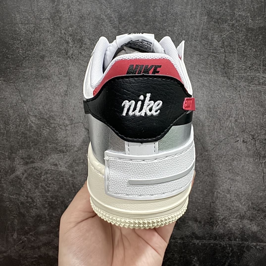 图片[4]-【公司级】耐克Nike Air Force 1 “Shadow”马卡龙 af1厚底增高百搭运动板鞋 造型设计上与 Sacai x Nike 系列颇为相似，带有浓厚解构风格，侧身 Swoosh 采用叠加的形式呈现，同时后跟也将标志性 “AIR” 字样叠加，整体表现极为个性 尺码：35.5 36 37.5 38 39 40 40.5 41 42 货号：FN6335-100 编码：LF250260-鞋库