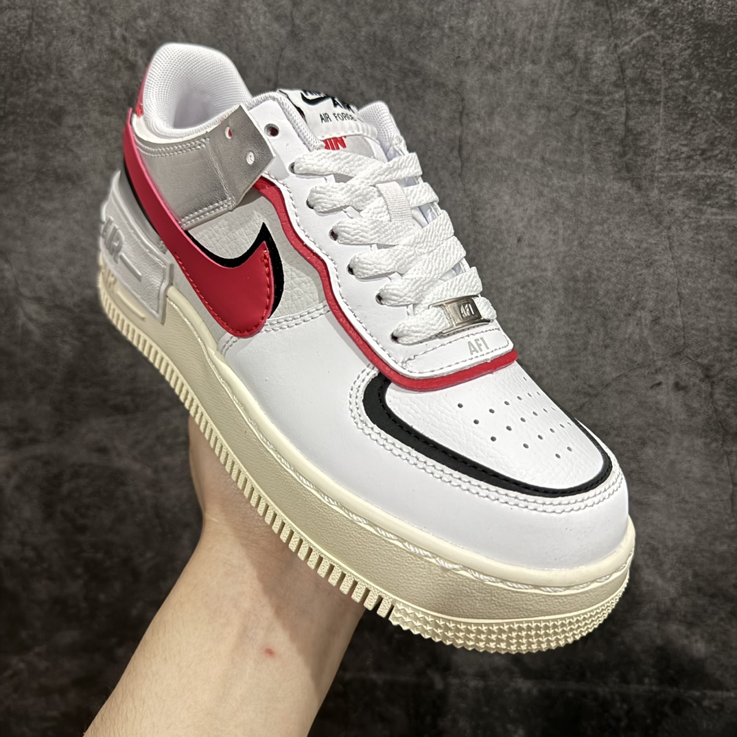 图片[3]-【公司级】耐克Nike Air Force 1 “Shadow”马卡龙 af1厚底增高百搭运动板鞋 造型设计上与 Sacai x Nike 系列颇为相似，带有浓厚解构风格，侧身 Swoosh 采用叠加的形式呈现，同时后跟也将标志性 “AIR” 字样叠加，整体表现极为个性 尺码：35.5 36 37.5 38 39 40 40.5 41 42 货号：FN6335-100 编码：LF250260-鞋库