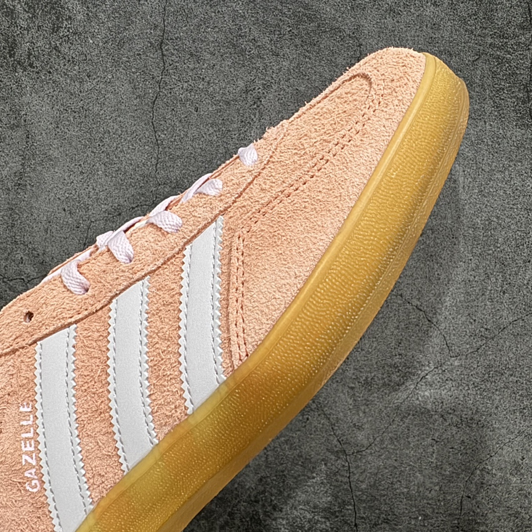 图片[6]-【CS版本】Adidas Originals Gazelle Indoor 防滑低帮T头德训鞋 GZ复古系列 粉红色 IE2946n独家前帮工艺加持 全套原纸板楦头开发 每道工序同步公司流程 确保原汁原味 完美呈现原鞋版型 原厂高频磨具加持 精准内部资源对接 Logo字体百分百还原 原厂特供纳米纤维板 区别市面劣质纸板中底 原厂海玻璃鞋垫 中置乳胶足弓支撑垫 正确3/2横条宽版背胶 一比一鞋头弧度高度鞋身弧度 烫金亮度高频深浅同步原鞋 独家私模最大47.5 半透明橡胶大底 原厂定制长毛翻毛皮组合环保纤维革鞋面 原厂港宝加持定型后跟R度完美 原厂高频磨具加持 Logo字体 凹凸明显 轮廓分明 描漆定位精准 三道杠为尖角45°锯齿状 高频立体感很强 区别圆形锯齿 已最大程度还原公司 欢迎对比 将复古进行到底 简约流畅 三十年不变经典 这款Gazelle运动鞋 无论面料、配色、质感或设计 都只在重现其1991年原款的经典 皮革鞋面 撞色三条纹和鞋跟标的设计 力求呈现90年代的经典复古风潮 Samba火热的同时 也带动了其它的复古鞋型 Gazelle便是其中一只 Gazelle Indoor拥有包边更宽的T字型鞋头 更好的保护运动员的前掌 浓浓的复古氛围感 非常适合现在流行的Cleanfit风格SIZE：35.5 36 36.5 37 38 38.5 39 40  编码：ZX240260-鞋库