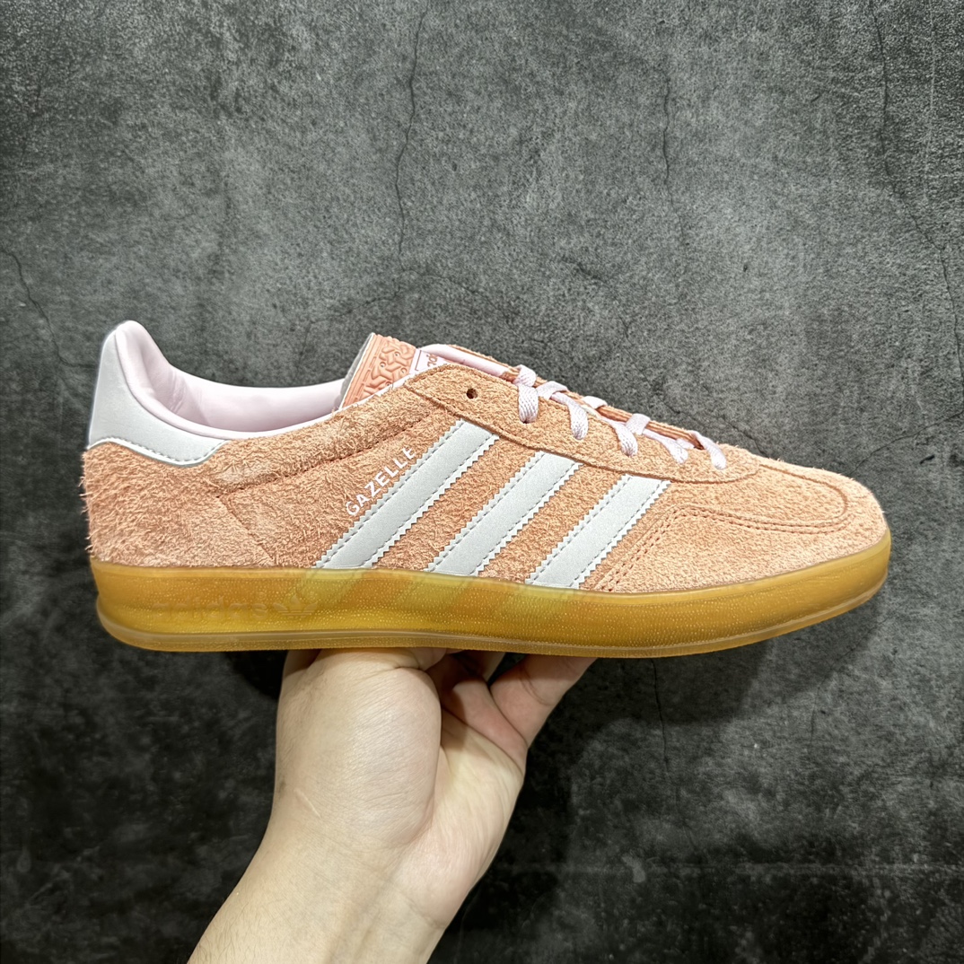 【CS版本】Adidas Originals Gazelle Indoor 防滑低帮T头德训鞋 GZ复古系列 粉红色 IE2946n独家前帮工艺加持 全套原纸板楦头开发 每道工序同步公司流程 确保原汁原味 完美呈现原鞋版型 原厂高频磨具加持 精准内部资源对接 Logo字体百分百还原 原厂特供纳米纤维板 区别市面劣质纸板中底 原厂海玻璃鞋垫 中置乳胶足弓支撑垫 正确3/2横条宽版背胶 一比一鞋头弧度高度鞋身弧度 烫金亮度高频深浅同步原鞋 独家私模最大47.5 半透明橡胶大底 原厂定制长毛翻毛皮组合环保纤维革鞋面 原厂港宝加持定型后跟R度完美 原厂高频磨具加持 Logo字体 凹凸明显 轮廓分明 描漆定位精准 三道杠为尖角45°锯齿状 高频立体感很强 区别圆形锯齿 已最大程度还原公司 欢迎对比 将复古进行到底 简约流畅 三十年不变经典 这款Gazelle运动鞋 无论面料、配色、质感或设计 都只在重现其1991年原款的经典 皮革鞋面 撞色三条纹和鞋跟标的设计 力求呈现90年代的经典复古风潮 Samba火热的同时 也带动了其它的复古鞋型 Gazelle便是其中一只 Gazelle Indoor拥有包边更宽的T字型鞋头 更好的保护运动员的前掌 浓浓的复古氛围感 非常适合现在流行的Cleanfit风格SIZE：35.5 36 36.5 37 38 38.5 39 40  编码：ZX240260-鞋库