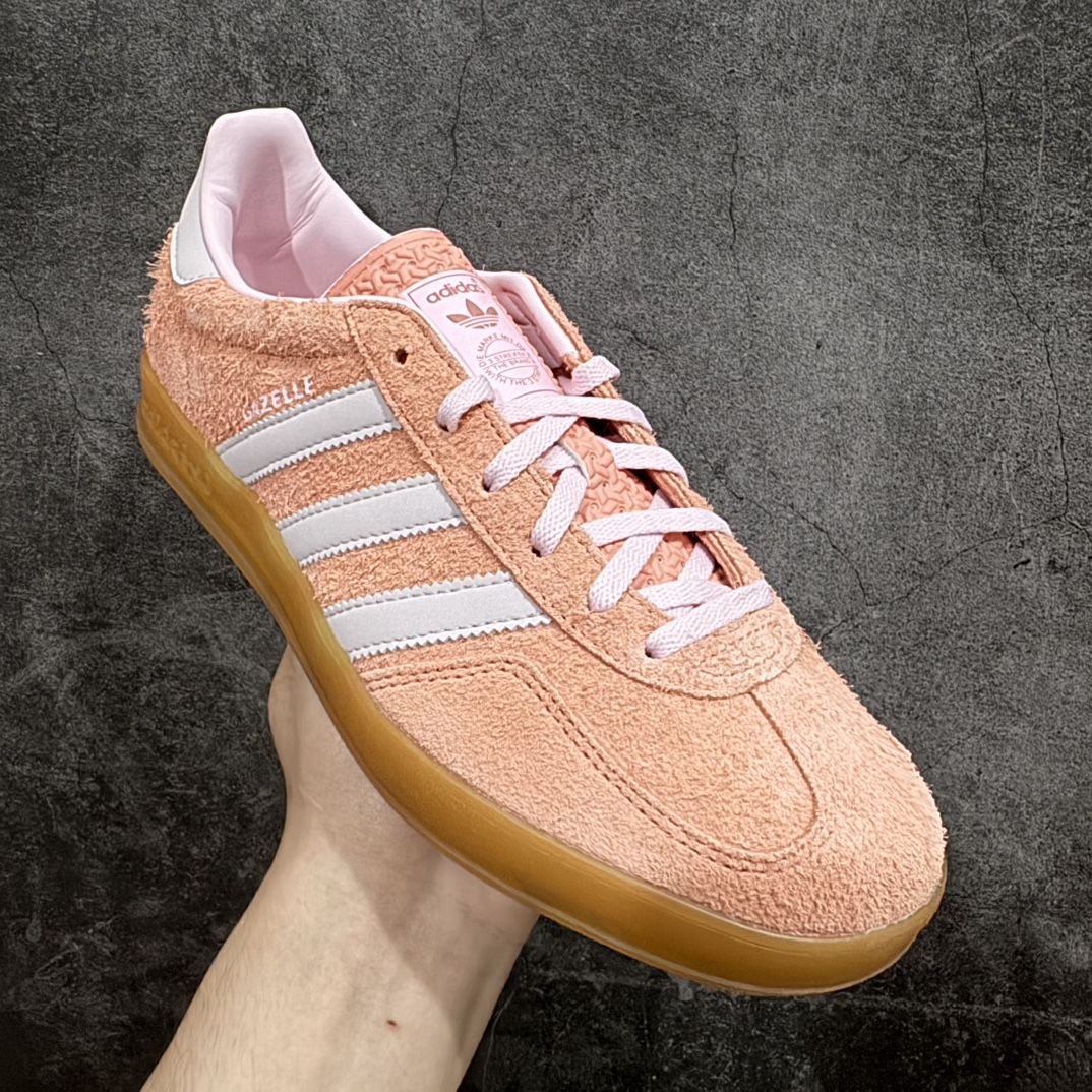 图片[3]-【CS版本】Adidas Originals Gazelle Indoor 防滑低帮T头德训鞋 GZ复古系列 粉红色 IE2946n独家前帮工艺加持 全套原纸板楦头开发 每道工序同步公司流程 确保原汁原味 完美呈现原鞋版型 原厂高频磨具加持 精准内部资源对接 Logo字体百分百还原 原厂特供纳米纤维板 区别市面劣质纸板中底 原厂海玻璃鞋垫 中置乳胶足弓支撑垫 正确3/2横条宽版背胶 一比一鞋头弧度高度鞋身弧度 烫金亮度高频深浅同步原鞋 独家私模最大47.5 半透明橡胶大底 原厂定制长毛翻毛皮组合环保纤维革鞋面 原厂港宝加持定型后跟R度完美 原厂高频磨具加持 Logo字体 凹凸明显 轮廓分明 描漆定位精准 三道杠为尖角45°锯齿状 高频立体感很强 区别圆形锯齿 已最大程度还原公司 欢迎对比 将复古进行到底 简约流畅 三十年不变经典 这款Gazelle运动鞋 无论面料、配色、质感或设计 都只在重现其1991年原款的经典 皮革鞋面 撞色三条纹和鞋跟标的设计 力求呈现90年代的经典复古风潮 Samba火热的同时 也带动了其它的复古鞋型 Gazelle便是其中一只 Gazelle Indoor拥有包边更宽的T字型鞋头 更好的保护运动员的前掌 浓浓的复古氛围感 非常适合现在流行的Cleanfit风格SIZE：35.5 36 36.5 37 38 38.5 39 40  编码：ZX240260-鞋库