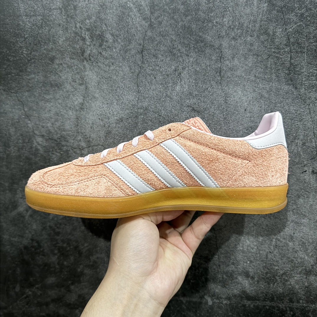 图片[2]-【CS版本】Adidas Originals Gazelle Indoor 防滑低帮T头德训鞋 GZ复古系列 粉红色 IE2946n独家前帮工艺加持 全套原纸板楦头开发 每道工序同步公司流程 确保原汁原味 完美呈现原鞋版型 原厂高频磨具加持 精准内部资源对接 Logo字体百分百还原 原厂特供纳米纤维板 区别市面劣质纸板中底 原厂海玻璃鞋垫 中置乳胶足弓支撑垫 正确3/2横条宽版背胶 一比一鞋头弧度高度鞋身弧度 烫金亮度高频深浅同步原鞋 独家私模最大47.5 半透明橡胶大底 原厂定制长毛翻毛皮组合环保纤维革鞋面 原厂港宝加持定型后跟R度完美 原厂高频磨具加持 Logo字体 凹凸明显 轮廓分明 描漆定位精准 三道杠为尖角45°锯齿状 高频立体感很强 区别圆形锯齿 已最大程度还原公司 欢迎对比 将复古进行到底 简约流畅 三十年不变经典 这款Gazelle运动鞋 无论面料、配色、质感或设计 都只在重现其1991年原款的经典 皮革鞋面 撞色三条纹和鞋跟标的设计 力求呈现90年代的经典复古风潮 Samba火热的同时 也带动了其它的复古鞋型 Gazelle便是其中一只 Gazelle Indoor拥有包边更宽的T字型鞋头 更好的保护运动员的前掌 浓浓的复古氛围感 非常适合现在流行的Cleanfit风格SIZE：35.5 36 36.5 37 38 38.5 39 40  编码：ZX240260-鞋库