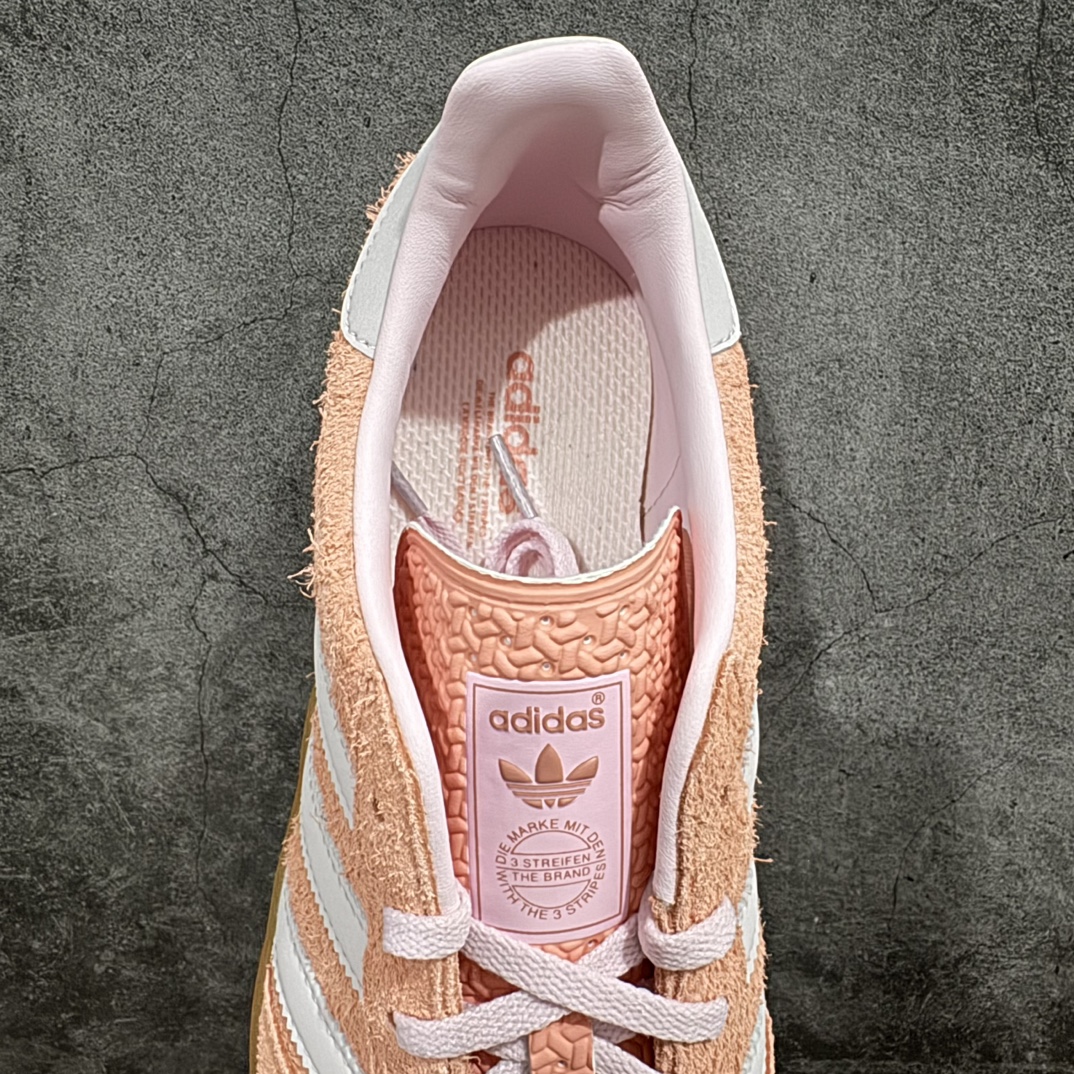 图片[8]-【CS版本】Adidas Originals Gazelle Indoor 防滑低帮T头德训鞋 GZ复古系列 粉红色 IE2946n独家前帮工艺加持 全套原纸板楦头开发 每道工序同步公司流程 确保原汁原味 完美呈现原鞋版型 原厂高频磨具加持 精准内部资源对接 Logo字体百分百还原 原厂特供纳米纤维板 区别市面劣质纸板中底 原厂海玻璃鞋垫 中置乳胶足弓支撑垫 正确3/2横条宽版背胶 一比一鞋头弧度高度鞋身弧度 烫金亮度高频深浅同步原鞋 独家私模最大47.5 半透明橡胶大底 原厂定制长毛翻毛皮组合环保纤维革鞋面 原厂港宝加持定型后跟R度完美 原厂高频磨具加持 Logo字体 凹凸明显 轮廓分明 描漆定位精准 三道杠为尖角45°锯齿状 高频立体感很强 区别圆形锯齿 已最大程度还原公司 欢迎对比 将复古进行到底 简约流畅 三十年不变经典 这款Gazelle运动鞋 无论面料、配色、质感或设计 都只在重现其1991年原款的经典 皮革鞋面 撞色三条纹和鞋跟标的设计 力求呈现90年代的经典复古风潮 Samba火热的同时 也带动了其它的复古鞋型 Gazelle便是其中一只 Gazelle Indoor拥有包边更宽的T字型鞋头 更好的保护运动员的前掌 浓浓的复古氛围感 非常适合现在流行的Cleanfit风格SIZE：35.5 36 36.5 37 38 38.5 39 40  编码：ZX240260-鞋库