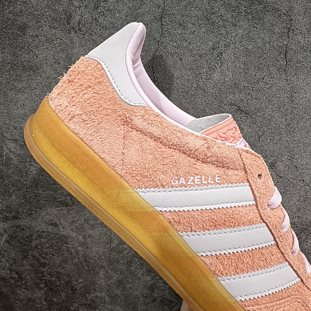 图片[7]-【CS版本】Adidas Originals Gazelle Indoor 防滑低帮T头德训鞋 GZ复古系列 粉红色 IE2946n独家前帮工艺加持 全套原纸板楦头开发 每道工序同步公司流程 确保原汁原味 完美呈现原鞋版型 原厂高频磨具加持 精准内部资源对接 Logo字体百分百还原 原厂特供纳米纤维板 区别市面劣质纸板中底 原厂海玻璃鞋垫 中置乳胶足弓支撑垫 正确3/2横条宽版背胶 一比一鞋头弧度高度鞋身弧度 烫金亮度高频深浅同步原鞋 独家私模最大47.5 半透明橡胶大底 原厂定制长毛翻毛皮组合环保纤维革鞋面 原厂港宝加持定型后跟R度完美 原厂高频磨具加持 Logo字体 凹凸明显 轮廓分明 描漆定位精准 三道杠为尖角45°锯齿状 高频立体感很强 区别圆形锯齿 已最大程度还原公司 欢迎对比 将复古进行到底 简约流畅 三十年不变经典 这款Gazelle运动鞋 无论面料、配色、质感或设计 都只在重现其1991年原款的经典 皮革鞋面 撞色三条纹和鞋跟标的设计 力求呈现90年代的经典复古风潮 Samba火热的同时 也带动了其它的复古鞋型 Gazelle便是其中一只 Gazelle Indoor拥有包边更宽的T字型鞋头 更好的保护运动员的前掌 浓浓的复古氛围感 非常适合现在流行的Cleanfit风格SIZE：35.5 36 36.5 37 38 38.5 39 40  编码：ZX240260-鞋库