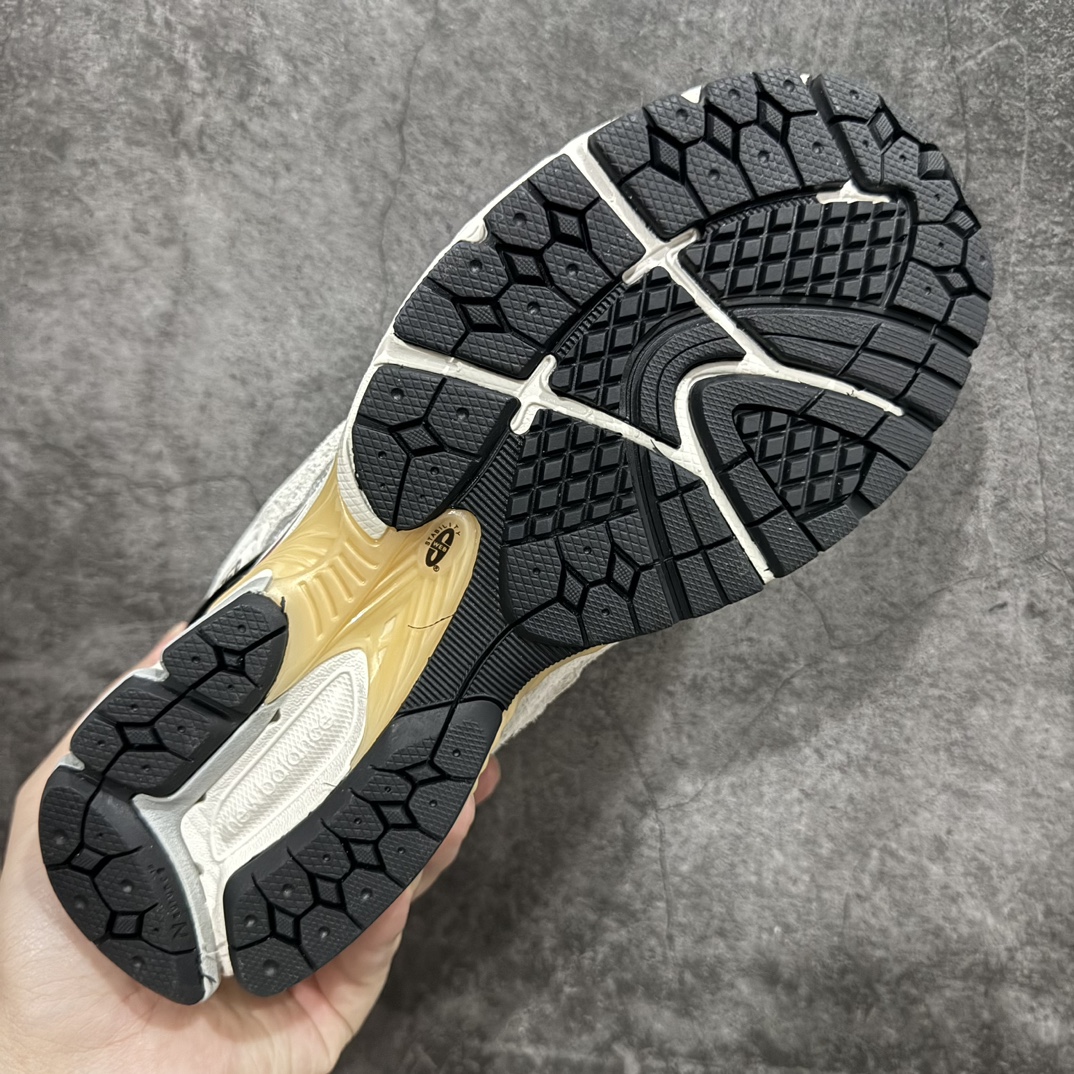 图片[9]-纯原特价 【纯原R版】新百伦NB New Balance M1906DC白鲸白 原版本 工厂全系8个配色福利清仓 全套原楦原纸板原厂数据开发 进口三明治网面 原装进口皮料正确绒感卡色 正确中底拉帮中底网布细节 原厂标裁 带紫光防伪 定制后跟透明水晶模块 冲裁组合 大底贴合程度胶水上色把控完美 整洁度挑战全网艺术家 多道序QC把关品质完善 匠心打造 耗时两个月开发完成 工艺极其复杂难度可想而知 新开独立私模大底 全网唯一正确六层组合大底 高端零售专供产物 尺码：36 36.5 37 37.5 38 38.5 39.5 40 40.5 41.5 42 42.5 43 44 45-选品中心