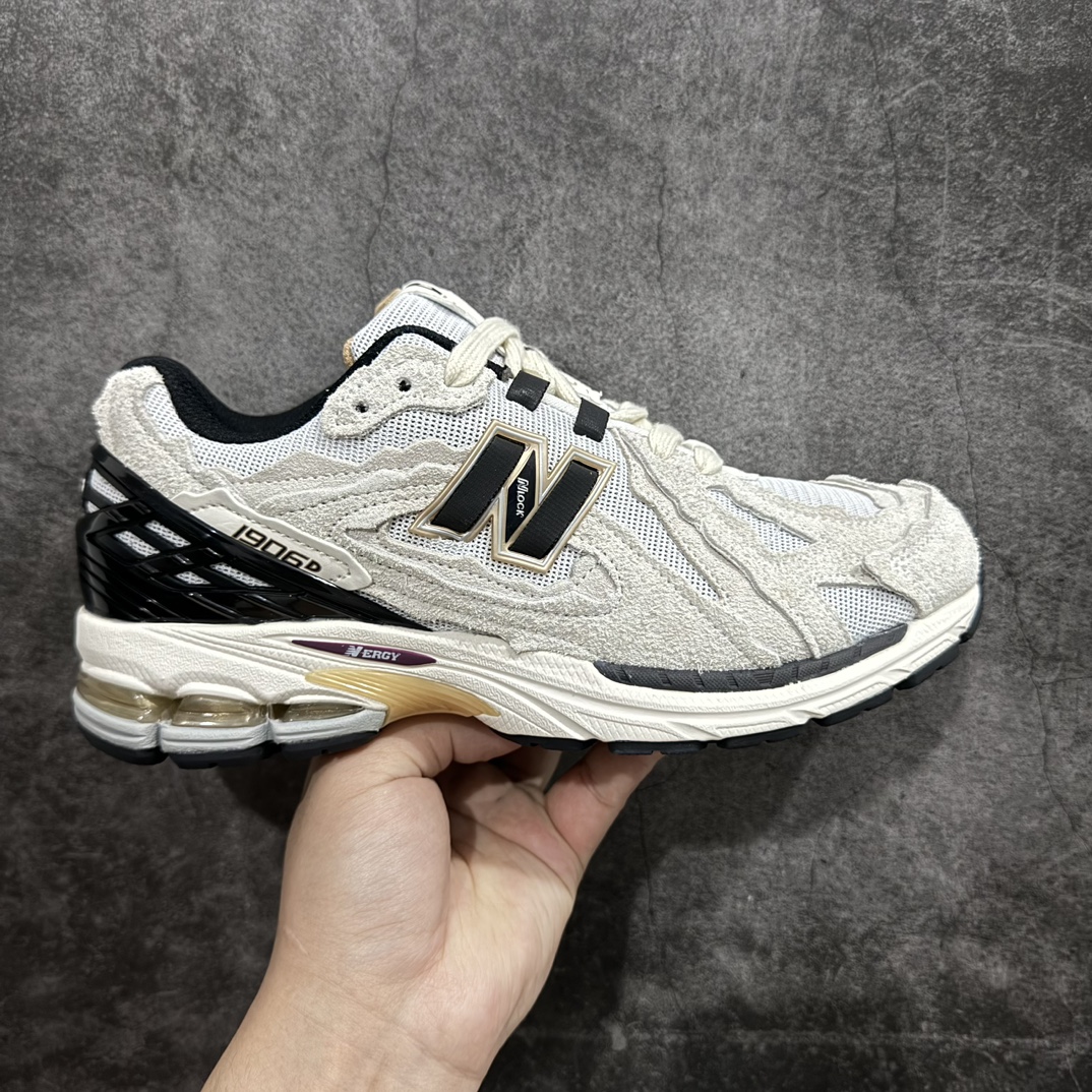 纯原特价 【纯原R版】新百伦NB New Balance M1906DC白鲸白 原版本 工厂全系8个配色福利清仓 全套原楦原纸板原厂数据开发 进口三明治网面 原装进口皮料正确绒感卡色 正确中底拉帮中底网布细节 原厂标裁 带紫光防伪 定制后跟透明水晶模块 冲裁组合 大底贴合程度胶水上色把控完美 整洁度挑战全网艺术家 多道序QC把关品质完善 匠心打造 耗时两个月开发完成 工艺极其复杂难度可想而知 新开独立私模大底 全网唯一正确六层组合大底 高端零售专供产物 尺码:36 36.5 37 37.5 38 38.5 39.5 40 40.5 41.5 42 42.5 43 44 45-选品中心