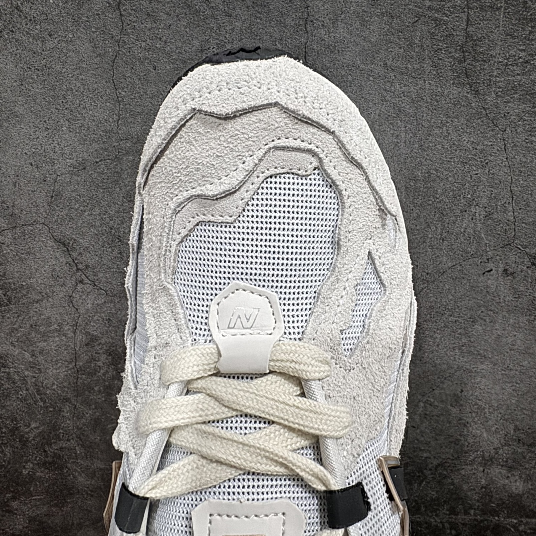 图片[5]-纯原特价 【纯原R版】新百伦NB New Balance M1906DC白鲸白 原版本 工厂全系8个配色福利清仓 全套原楦原纸板原厂数据开发 进口三明治网面 原装进口皮料正确绒感卡色 正确中底拉帮中底网布细节 原厂标裁 带紫光防伪 定制后跟透明水晶模块 冲裁组合 大底贴合程度胶水上色把控完美 整洁度挑战全网艺术家 多道序QC把关品质完善 匠心打造 耗时两个月开发完成 工艺极其复杂难度可想而知 新开独立私模大底 全网唯一正确六层组合大底 高端零售专供产物 尺码：36 36.5 37 37.5 38 38.5 39.5 40 40.5 41.5 42 42.5 43 44 45-选品中心