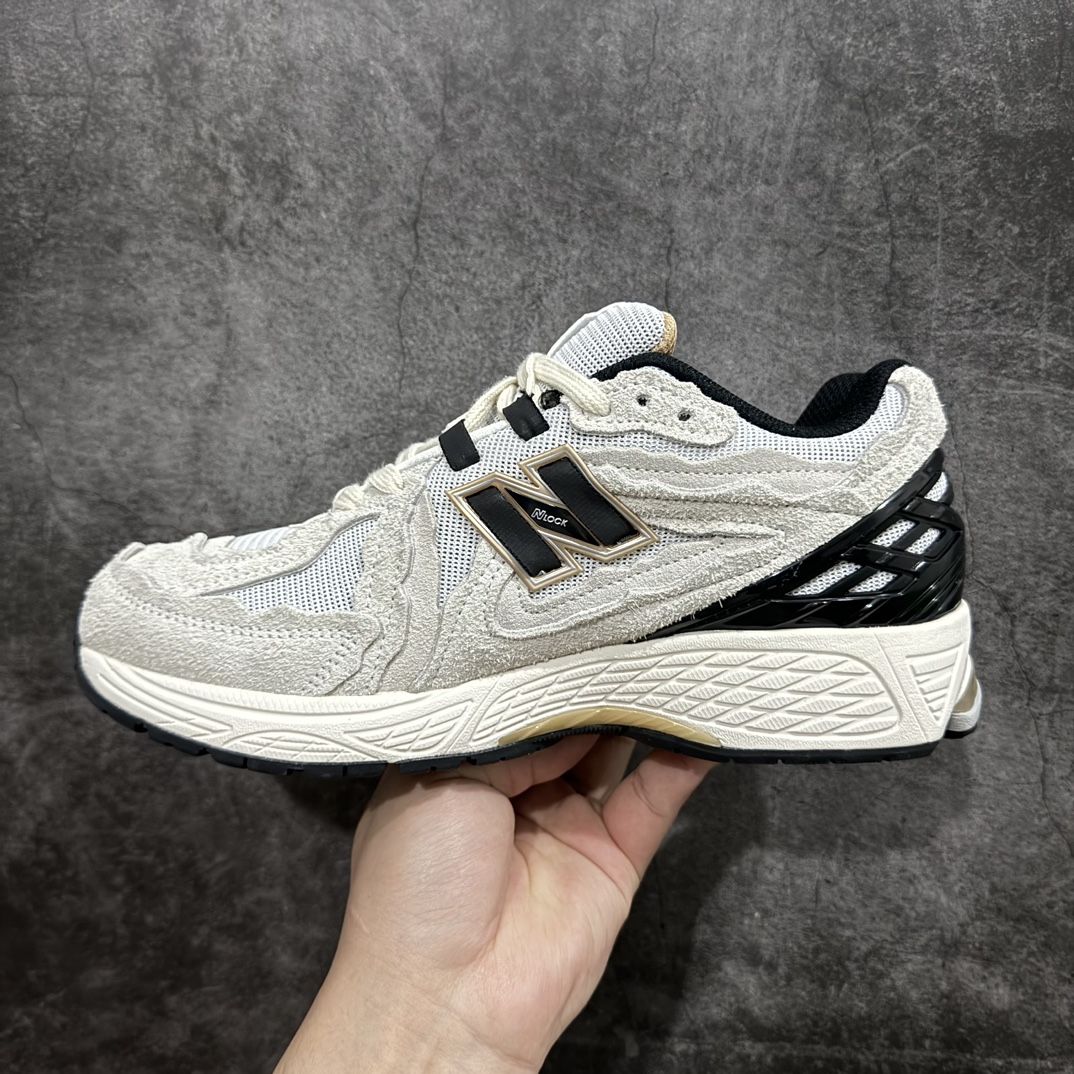 图片[2]-纯原特价 【纯原R版】新百伦NB New Balance M1906DC白鲸白 原版本 工厂全系8个配色福利清仓 全套原楦原纸板原厂数据开发 进口三明治网面 原装进口皮料正确绒感卡色 正确中底拉帮中底网布细节 原厂标裁 带紫光防伪 定制后跟透明水晶模块 冲裁组合 大底贴合程度胶水上色把控完美 整洁度挑战全网艺术家 多道序QC把关品质完善 匠心打造 耗时两个月开发完成 工艺极其复杂难度可想而知 新开独立私模大底 全网唯一正确六层组合大底 高端零售专供产物 尺码：36 36.5 37 37.5 38 38.5 39.5 40 40.5 41.5 42 42.5 43 44 45-选品中心