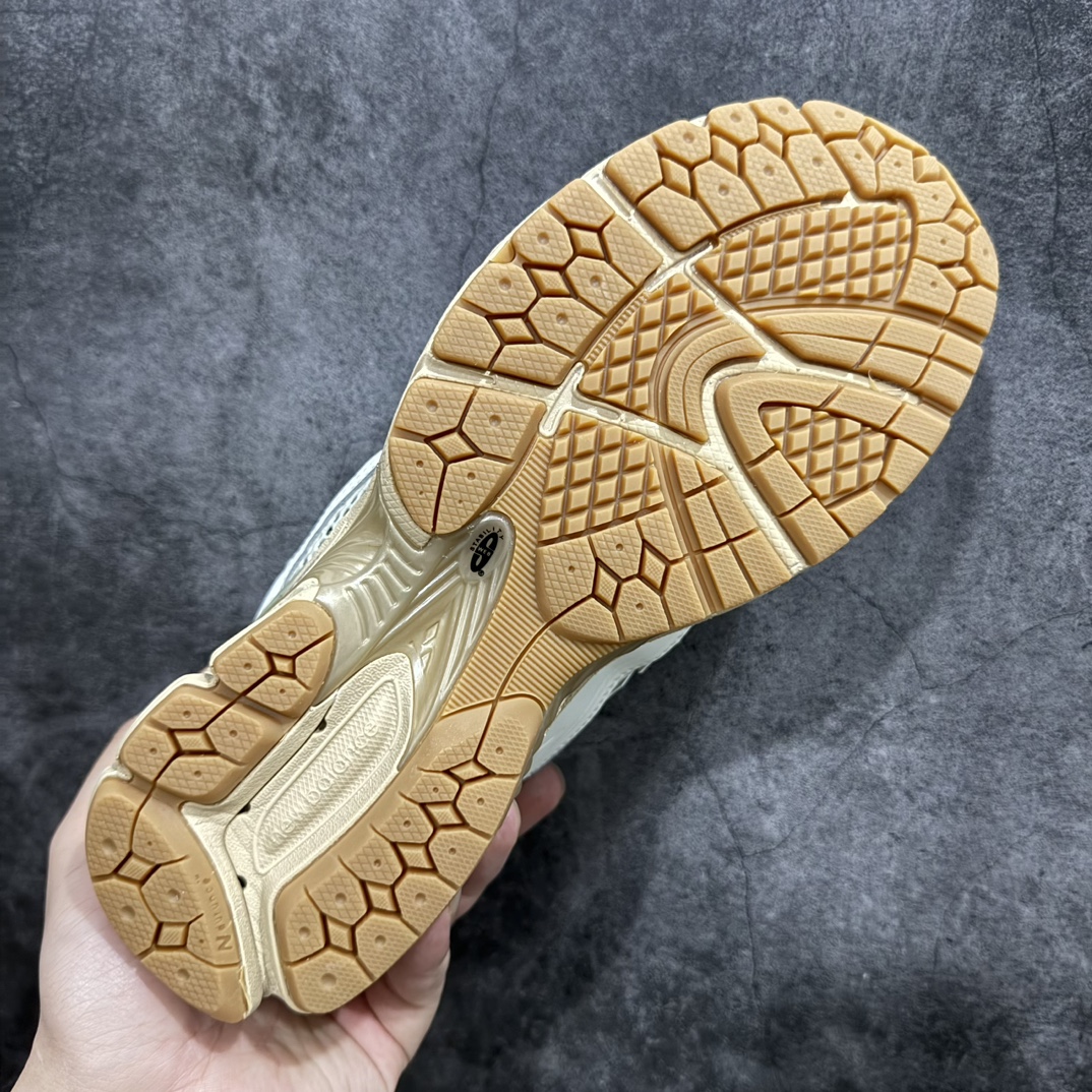 图片[9]-纯原特价 【纯原R版】新百伦NB New Balance M1906RQ 复古绿 原版本 工厂全系8个配色福利清仓 全套原楦原纸板原厂数据开发 进口三明治网面 原装进口皮料正确绒感卡色 正确中底拉帮中底网布细节 原厂标裁 带紫光防伪 定制后跟透明水晶模块 冲裁组合 大底贴合程度胶水上色把控完美 整洁度挑战全网艺术家 多道序QC把关品质完善 匠心打造 耗时两个月开发完成 工艺极其复杂难度可想而知 新开独立私模大底 全网唯一正确六层组合大底 高端零售专供产物 尺码：36 36.5 37 37.5 38 38.5 39.5 40 40.5 41.5 42 42.5 43 44 45-选品中心