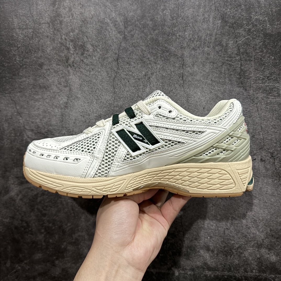 图片[2]-纯原特价 【纯原R版】新百伦NB New Balance M1906RQ 复古绿 原版本 工厂全系8个配色福利清仓 全套原楦原纸板原厂数据开发 进口三明治网面 原装进口皮料正确绒感卡色 正确中底拉帮中底网布细节 原厂标裁 带紫光防伪 定制后跟透明水晶模块 冲裁组合 大底贴合程度胶水上色把控完美 整洁度挑战全网艺术家 多道序QC把关品质完善 匠心打造 耗时两个月开发完成 工艺极其复杂难度可想而知 新开独立私模大底 全网唯一正确六层组合大底 高端零售专供产物 尺码：36 36.5 37 37.5 38 38.5 39.5 40 40.5 41.5 42 42.5 43 44 45-选品中心