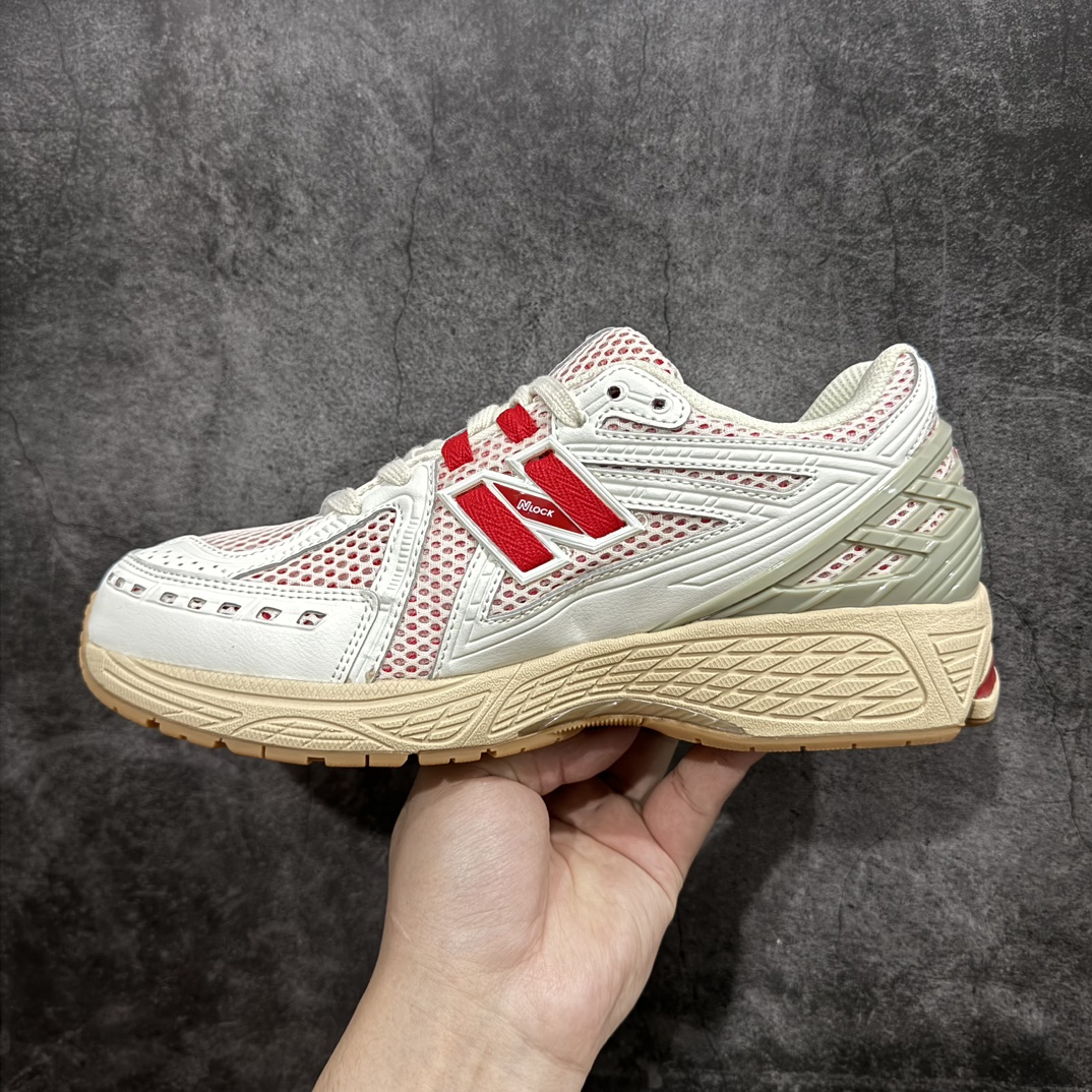 图片[2]-纯原特价 【纯原R版】新百伦NB New Balance M1906RO 白红 原版本 工厂全系8个配色福利清仓 全套原楦原纸板原厂数据开发 进口三明治网面 原装进口皮料正确绒感卡色 正确中底拉帮中底网布细节 原厂标裁 带紫光防伪 定制后跟透明水晶模块 冲裁组合 大底贴合程度胶水上色把控完美 整洁度挑战全网艺术家 多道序QC把关品质完善 匠心打造 耗时两个月开发完成 工艺极其复杂难度可想而知 新开独立私模大底 全网唯一正确六层组合大底 高端零售专供产物 尺码：36 36.5 37 37.5 38 38.5 39.5 40 40.5 41.5 42 42.5 43 44 45-选品中心