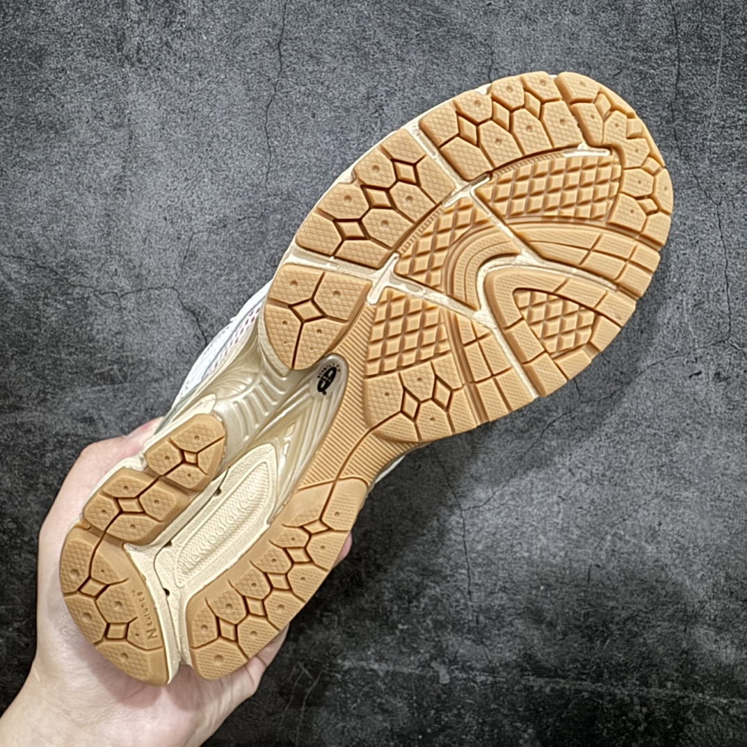 图片[9]-纯原特价 【纯原R版】新百伦NB New Balance M1906RO 白红 原版本 工厂全系8个配色福利清仓 全套原楦原纸板原厂数据开发 进口三明治网面 原装进口皮料正确绒感卡色 正确中底拉帮中底网布细节 原厂标裁 带紫光防伪 定制后跟透明水晶模块 冲裁组合 大底贴合程度胶水上色把控完美 整洁度挑战全网艺术家 多道序QC把关品质完善 匠心打造 耗时两个月开发完成 工艺极其复杂难度可想而知 新开独立私模大底 全网唯一正确六层组合大底 高端零售专供产物 尺码：36 36.5 37 37.5 38 38.5 39.5 40 40.5 41.5 42 42.5 43 44 45-选品中心