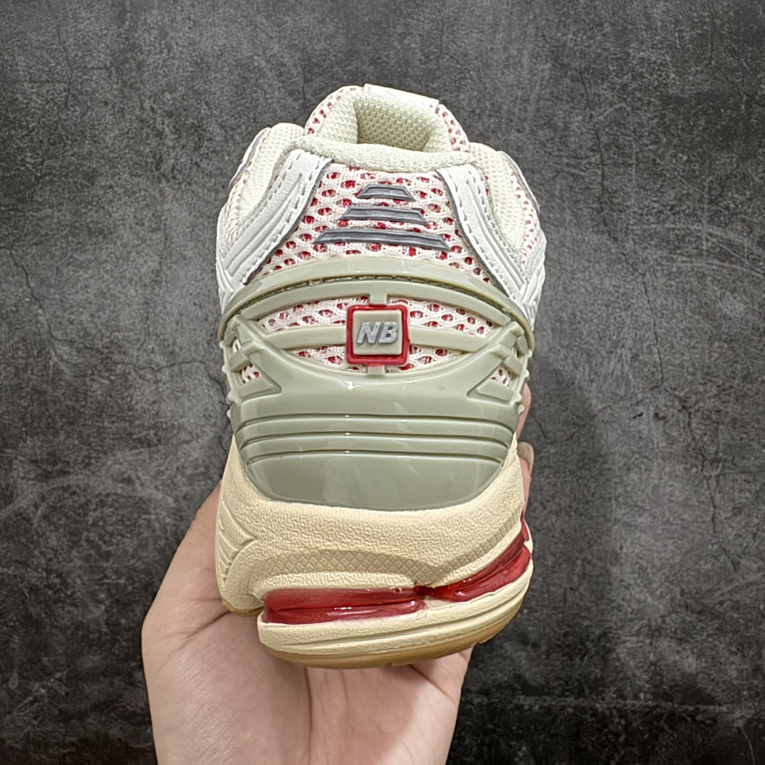 图片[3]-纯原特价 【纯原R版】新百伦NB New Balance M1906RO 白红 原版本 工厂全系8个配色福利清仓 全套原楦原纸板原厂数据开发 进口三明治网面 原装进口皮料正确绒感卡色 正确中底拉帮中底网布细节 原厂标裁 带紫光防伪 定制后跟透明水晶模块 冲裁组合 大底贴合程度胶水上色把控完美 整洁度挑战全网艺术家 多道序QC把关品质完善 匠心打造 耗时两个月开发完成 工艺极其复杂难度可想而知 新开独立私模大底 全网唯一正确六层组合大底 高端零售专供产物 尺码：36 36.5 37 37.5 38 38.5 39.5 40 40.5 41.5 42 42.5 43 44 45-选品中心