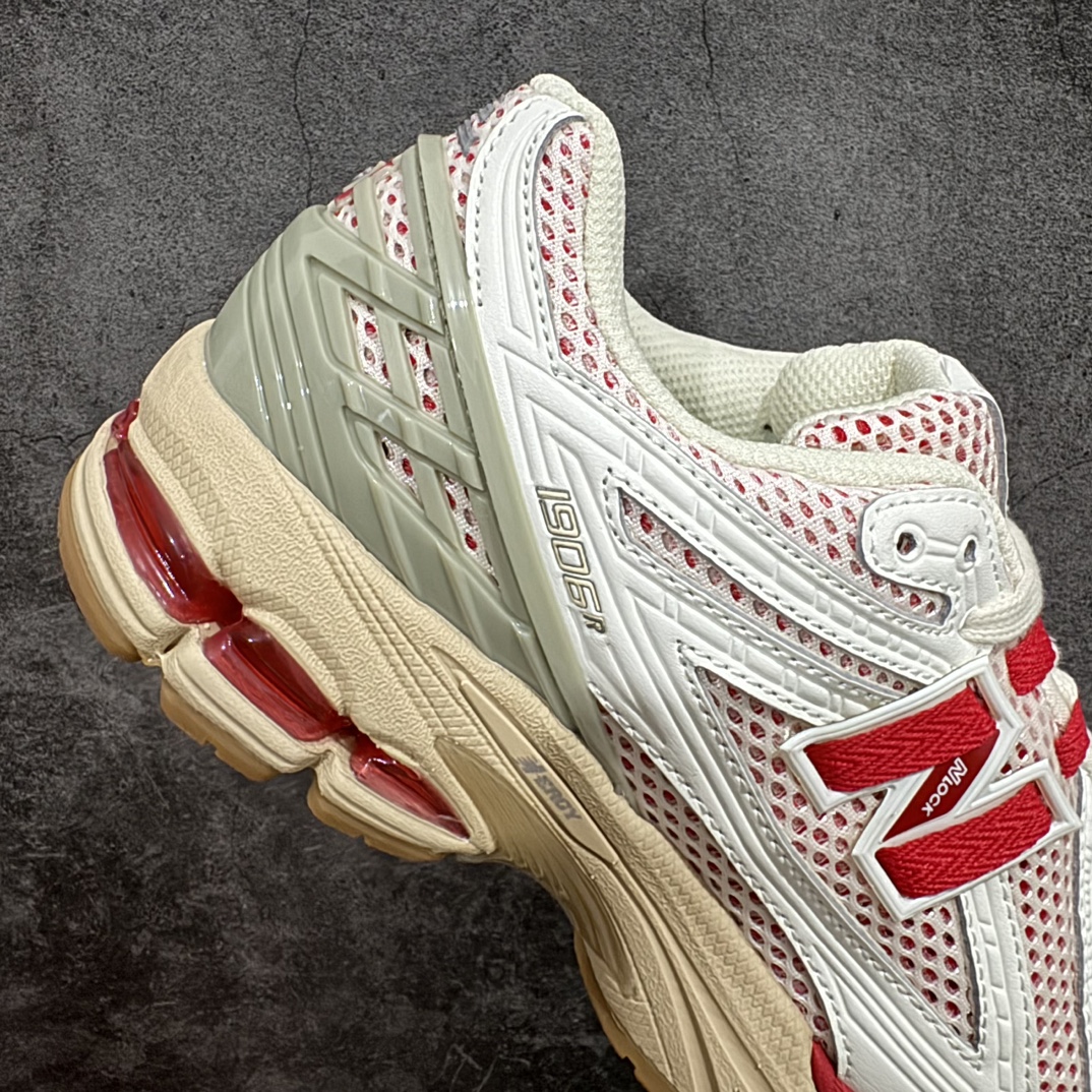 图片[7]-纯原特价 【纯原R版】新百伦NB New Balance M1906RO 白红 原版本 工厂全系8个配色福利清仓 全套原楦原纸板原厂数据开发 进口三明治网面 原装进口皮料正确绒感卡色 正确中底拉帮中底网布细节 原厂标裁 带紫光防伪 定制后跟透明水晶模块 冲裁组合 大底贴合程度胶水上色把控完美 整洁度挑战全网艺术家 多道序QC把关品质完善 匠心打造 耗时两个月开发完成 工艺极其复杂难度可想而知 新开独立私模大底 全网唯一正确六层组合大底 高端零售专供产物 尺码：36 36.5 37 37.5 38 38.5 39.5 40 40.5 41.5 42 42.5 43 44 45-选品中心