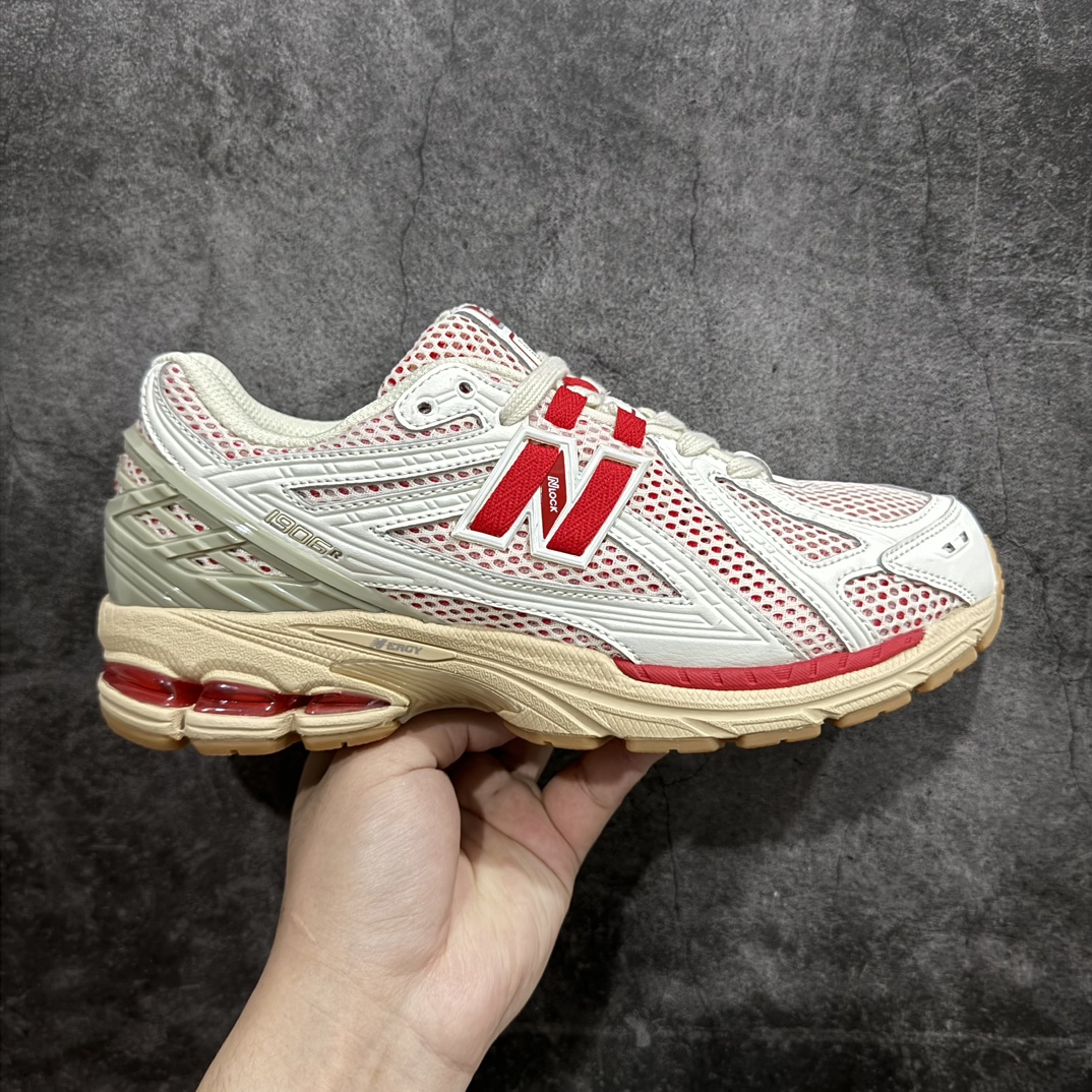 纯原特价 【纯原R版】新百伦NB New Balance M1906RO 白红 原版本 工厂全系8个配色福利清仓 全套原楦原纸板原厂数据开发 进口三明治网面 原装进口皮料正确绒感卡色 正确中底拉帮中底网布细节 原厂标裁 带紫光防伪 定制后跟透明水晶模块 冲裁组合 大底贴合程度胶水上色把控完美 整洁度挑战全网艺术家 多道序QC把关品质完善 匠心打造 耗时两个月开发完成 工艺极其复杂难度可想而知 新开独立私模大底 全网唯一正确六层组合大底 高端零售专供产物 尺码:36 36.5 37 37.5 38 38.5 39.5 40 40.5 41.5 42 42.5 43 44 45-选品中心