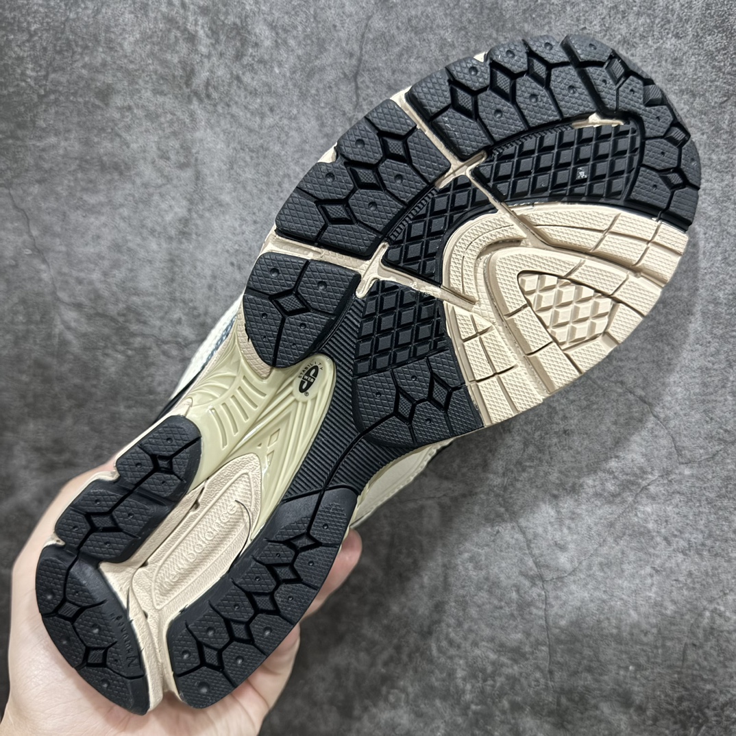 图片[9]-纯原特价 【纯原R版】新百伦NB New Balance M1906RSA蓝银黑 原版本 工厂全系8个配色福利清仓 全套原楦原纸板原厂数据开发 进口三明治网面 原装进口皮料正确绒感卡色 正确中底拉帮中底网布细节 原厂标裁 带紫光防伪 定制后跟透明水晶模块 冲裁组合 大底贴合程度胶水上色把控完美 整洁度挑战全网艺术家 多道序QC把关品质完善 匠心打造 耗时两个月开发完成 工艺极其复杂难度可想而知 新开独立私模大底 全网唯一正确六层组合大底 高端零售专供产物 尺码：36 36.5 37 37.5 38 38.5 39.5 40 40.5 41.5 42 42.5 43 44 45-选品中心