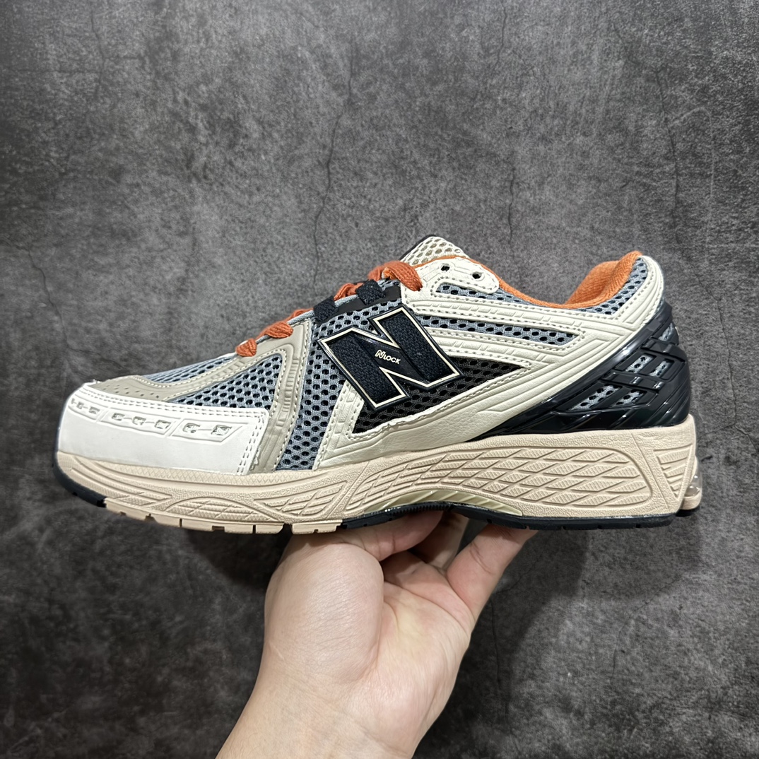 图片[2]-纯原特价 【纯原R版】新百伦NB New Balance M1906RSA蓝银黑 原版本 工厂全系8个配色福利清仓 全套原楦原纸板原厂数据开发 进口三明治网面 原装进口皮料正确绒感卡色 正确中底拉帮中底网布细节 原厂标裁 带紫光防伪 定制后跟透明水晶模块 冲裁组合 大底贴合程度胶水上色把控完美 整洁度挑战全网艺术家 多道序QC把关品质完善 匠心打造 耗时两个月开发完成 工艺极其复杂难度可想而知 新开独立私模大底 全网唯一正确六层组合大底 高端零售专供产物 尺码：36 36.5 37 37.5 38 38.5 39.5 40 40.5 41.5 42 42.5 43 44 45-选品中心