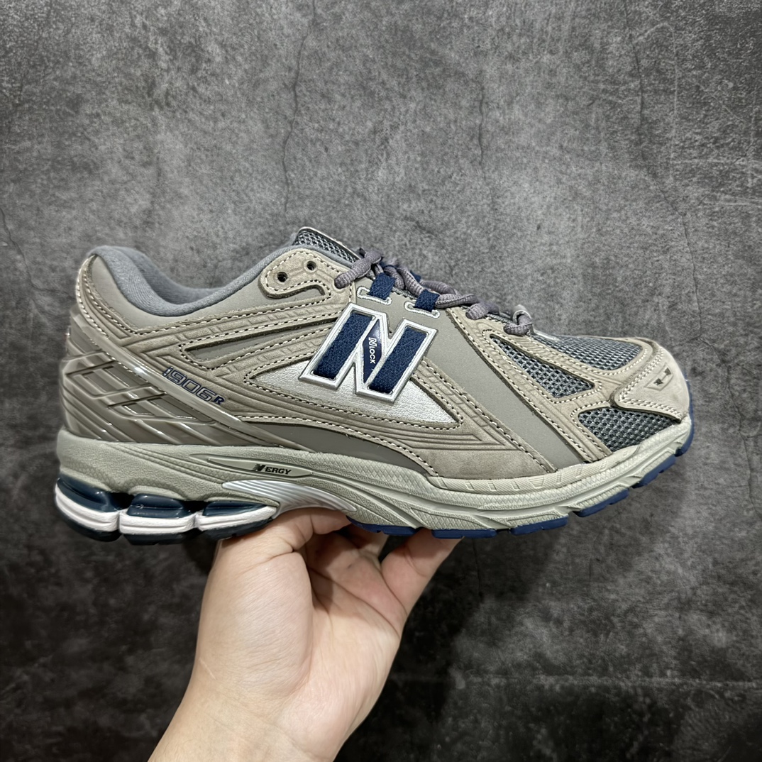 纯原特价 【纯原R版】新百伦NB New Balance M1906RB 灰色 原版本 工厂全系8个配色福利清仓 全套原楦原纸板原厂数据开发 进口三明治网面 原装进口皮料正确绒感卡色 正确中底拉帮中底网布细节 原厂标裁 带紫光防伪 定制后跟透明水晶模块 冲裁组合 大底贴合程度胶水上色把控完美 整洁度挑战全网艺术家 多道序QC把关品质完善 匠心打造 耗时两个月开发完成 工艺极其复杂难度可想而知 新开独立私模大底 全网唯一正确六层组合大底 高端零售专供产物 尺码:36 36.5 37 37.5 38 38.5 39.5 40 40.5 41.5 42 42.5 43 44 45-选品中心