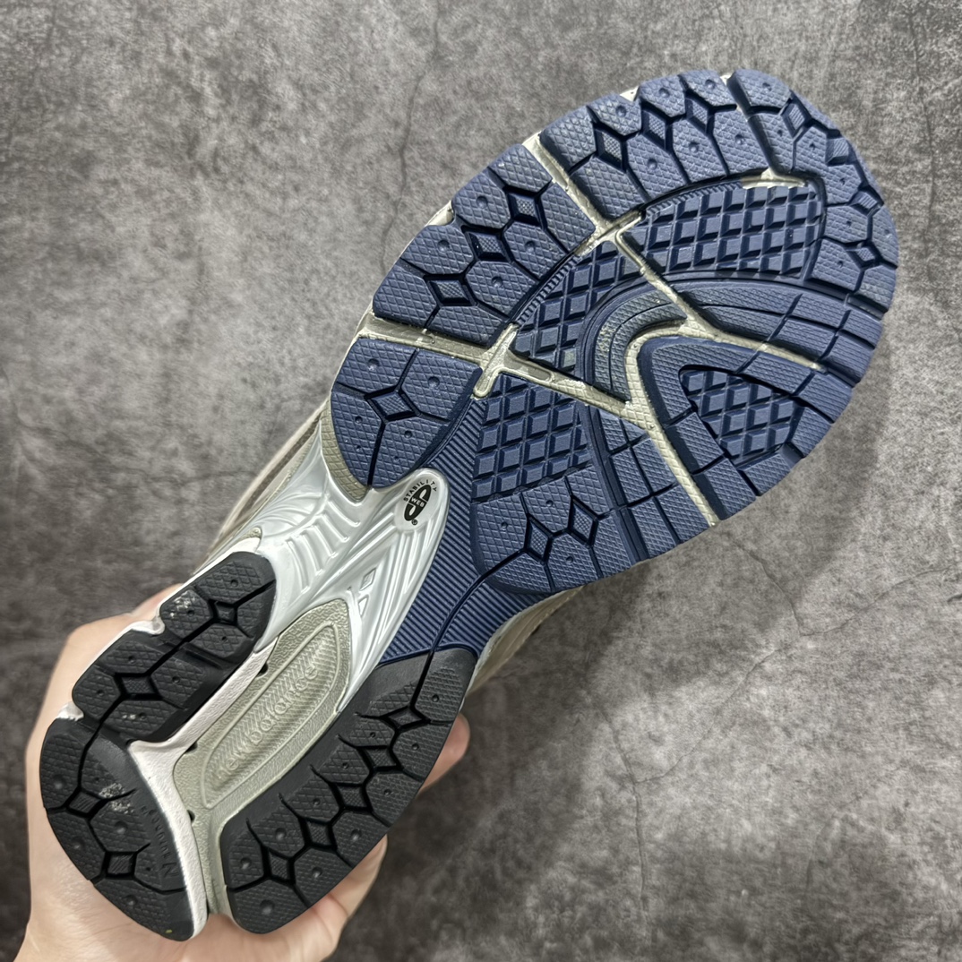 图片[9]-纯原特价 【纯原R版】新百伦NB New Balance M1906RB 灰色 原版本 工厂全系8个配色福利清仓 全套原楦原纸板原厂数据开发 进口三明治网面 原装进口皮料正确绒感卡色 正确中底拉帮中底网布细节 原厂标裁 带紫光防伪 定制后跟透明水晶模块 冲裁组合 大底贴合程度胶水上色把控完美 整洁度挑战全网艺术家 多道序QC把关品质完善 匠心打造 耗时两个月开发完成 工艺极其复杂难度可想而知 新开独立私模大底 全网唯一正确六层组合大底 高端零售专供产物 尺码：36 36.5 37 37.5 38 38.5 39.5 40 40.5 41.5 42 42.5 43 44 45-选品中心