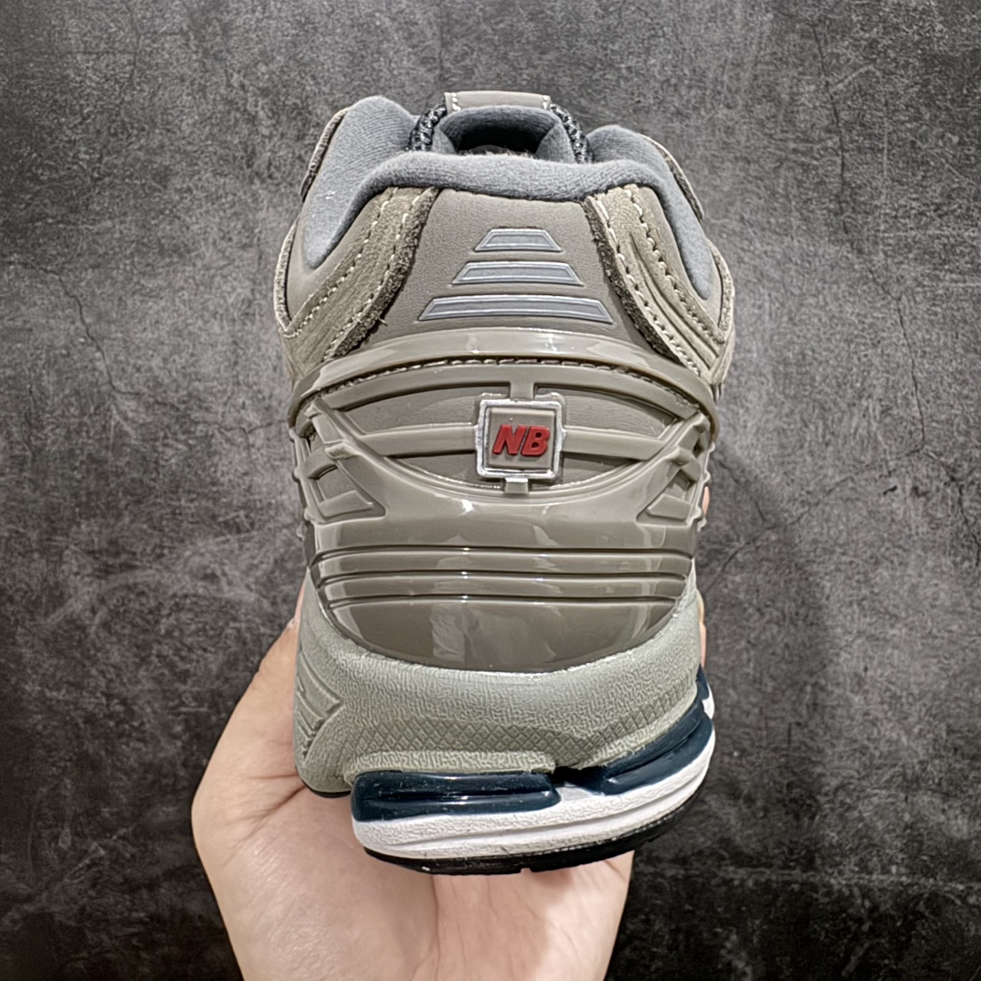 图片[4]-纯原特价 【纯原R版】新百伦NB New Balance M1906RB 灰色 原版本 工厂全系8个配色福利清仓 全套原楦原纸板原厂数据开发 进口三明治网面 原装进口皮料正确绒感卡色 正确中底拉帮中底网布细节 原厂标裁 带紫光防伪 定制后跟透明水晶模块 冲裁组合 大底贴合程度胶水上色把控完美 整洁度挑战全网艺术家 多道序QC把关品质完善 匠心打造 耗时两个月开发完成 工艺极其复杂难度可想而知 新开独立私模大底 全网唯一正确六层组合大底 高端零售专供产物 尺码：36 36.5 37 37.5 38 38.5 39.5 40 40.5 41.5 42 42.5 43 44 45-选品中心