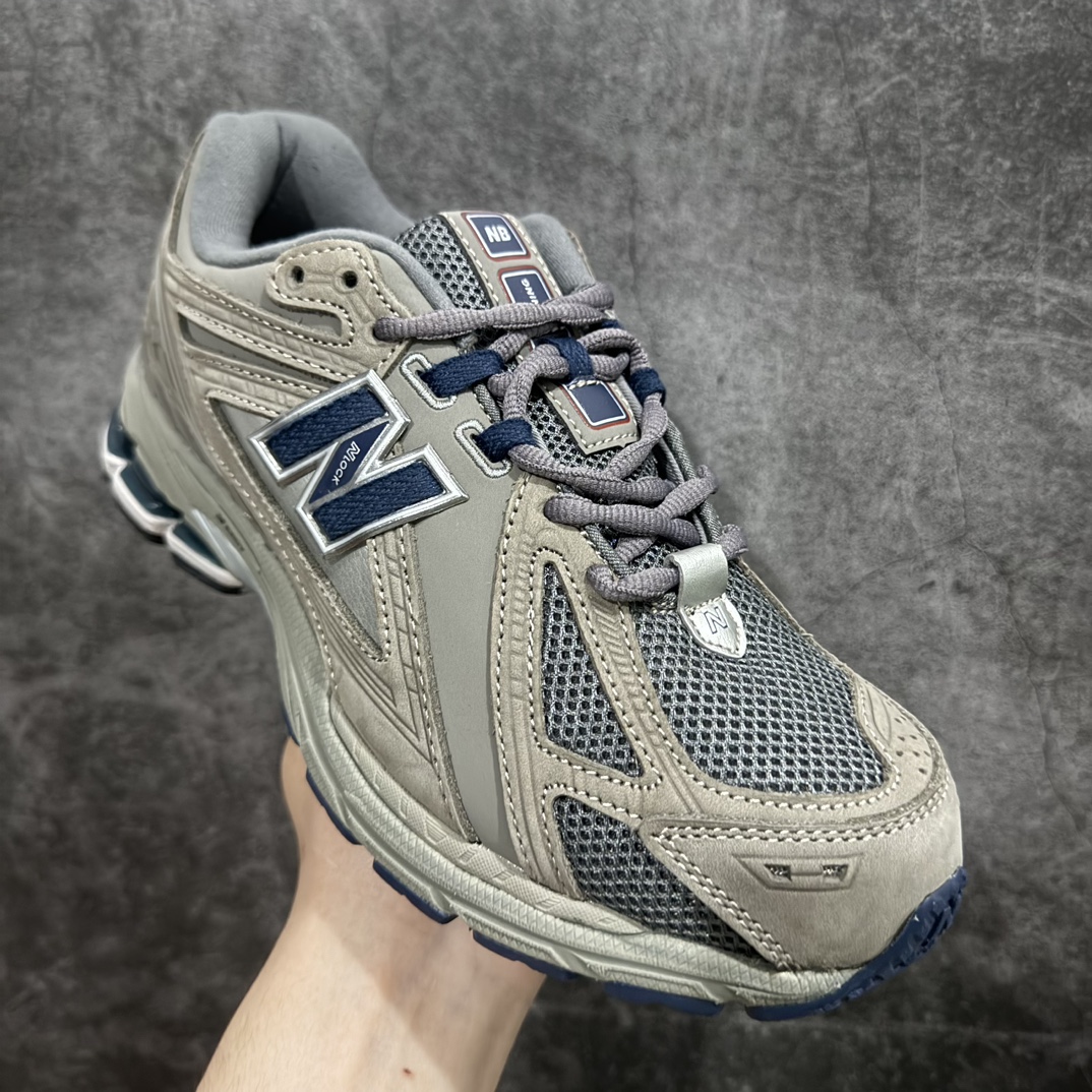 图片[3]-纯原特价 【纯原R版】新百伦NB New Balance M1906RB 灰色 原版本 工厂全系8个配色福利清仓 全套原楦原纸板原厂数据开发 进口三明治网面 原装进口皮料正确绒感卡色 正确中底拉帮中底网布细节 原厂标裁 带紫光防伪 定制后跟透明水晶模块 冲裁组合 大底贴合程度胶水上色把控完美 整洁度挑战全网艺术家 多道序QC把关品质完善 匠心打造 耗时两个月开发完成 工艺极其复杂难度可想而知 新开独立私模大底 全网唯一正确六层组合大底 高端零售专供产物 尺码：36 36.5 37 37.5 38 38.5 39.5 40 40.5 41.5 42 42.5 43 44 45-选品中心