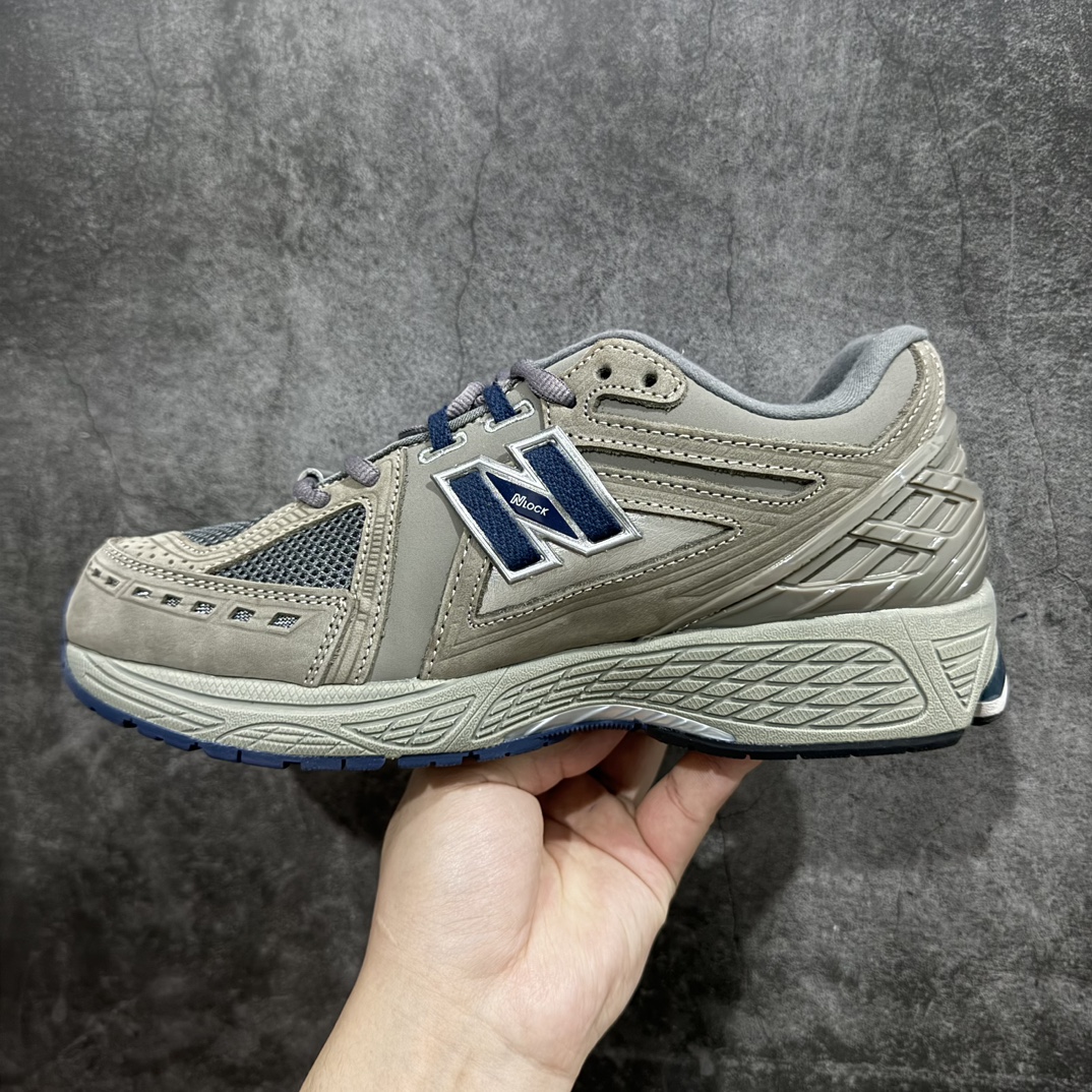 图片[2]-纯原特价 【纯原R版】新百伦NB New Balance M1906RB 灰色 原版本 工厂全系8个配色福利清仓 全套原楦原纸板原厂数据开发 进口三明治网面 原装进口皮料正确绒感卡色 正确中底拉帮中底网布细节 原厂标裁 带紫光防伪 定制后跟透明水晶模块 冲裁组合 大底贴合程度胶水上色把控完美 整洁度挑战全网艺术家 多道序QC把关品质完善 匠心打造 耗时两个月开发完成 工艺极其复杂难度可想而知 新开独立私模大底 全网唯一正确六层组合大底 高端零售专供产物 尺码：36 36.5 37 37.5 38 38.5 39.5 40 40.5 41.5 42 42.5 43 44 45-选品中心