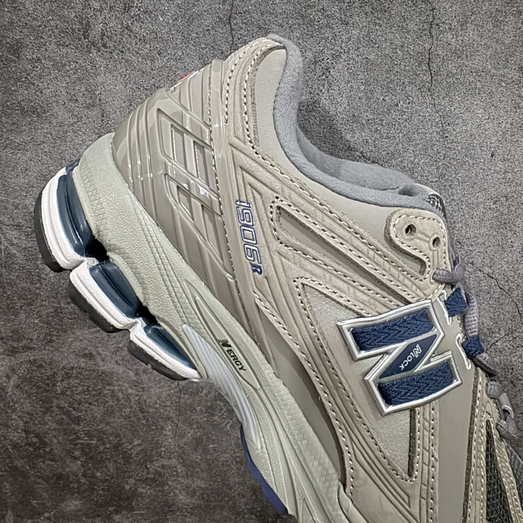 图片[7]-纯原特价 【纯原R版】新百伦NB New Balance M1906RB 灰色 原版本 工厂全系8个配色福利清仓 全套原楦原纸板原厂数据开发 进口三明治网面 原装进口皮料正确绒感卡色 正确中底拉帮中底网布细节 原厂标裁 带紫光防伪 定制后跟透明水晶模块 冲裁组合 大底贴合程度胶水上色把控完美 整洁度挑战全网艺术家 多道序QC把关品质完善 匠心打造 耗时两个月开发完成 工艺极其复杂难度可想而知 新开独立私模大底 全网唯一正确六层组合大底 高端零售专供产物 尺码：36 36.5 37 37.5 38 38.5 39.5 40 40.5 41.5 42 42.5 43 44 45-选品中心