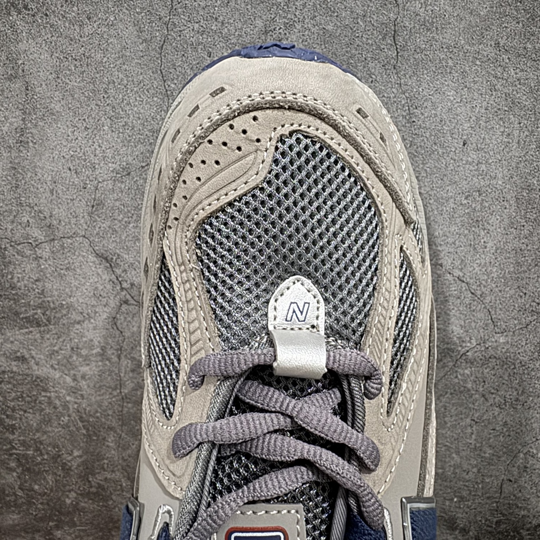 图片[5]-纯原特价 【纯原R版】新百伦NB New Balance M1906RB 灰色 原版本 工厂全系8个配色福利清仓 全套原楦原纸板原厂数据开发 进口三明治网面 原装进口皮料正确绒感卡色 正确中底拉帮中底网布细节 原厂标裁 带紫光防伪 定制后跟透明水晶模块 冲裁组合 大底贴合程度胶水上色把控完美 整洁度挑战全网艺术家 多道序QC把关品质完善 匠心打造 耗时两个月开发完成 工艺极其复杂难度可想而知 新开独立私模大底 全网唯一正确六层组合大底 高端零售专供产物 尺码：36 36.5 37 37.5 38 38.5 39.5 40 40.5 41.5 42 42.5 43 44 45-选品中心