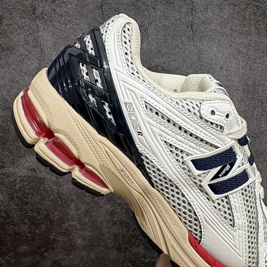 图片[7]-纯原特价 【纯原R版】新百伦NB New Balance M1906RR机能红 原版本 工厂全系8个配色福利清仓 全套原楦原纸板原厂数据开发 进口三明治网面 原装进口皮料正确绒感卡色 正确中底拉帮中底网布细节 原厂标裁 带紫光防伪 定制后跟透明水晶模块 冲裁组合 大底贴合程度胶水上色把控完美 整洁度挑战全网艺术家 多道序QC把关品质完善 匠心打造 耗时两个月开发完成 工艺极其复杂难度可想而知 新开独立私模大底 全网唯一正确六层组合大底 高端零售专供产物 尺码：36 36.5 37 37.5 38 38.5 39.5 40 40.5 41.5 42 42.5 43 44 45-选品中心