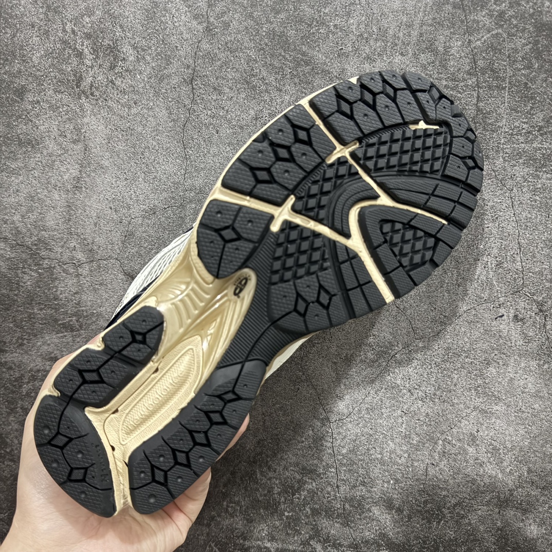 图片[9]-纯原特价 【纯原R版】新百伦NB New Balance M1906RR机能红 原版本 工厂全系8个配色福利清仓 全套原楦原纸板原厂数据开发 进口三明治网面 原装进口皮料正确绒感卡色 正确中底拉帮中底网布细节 原厂标裁 带紫光防伪 定制后跟透明水晶模块 冲裁组合 大底贴合程度胶水上色把控完美 整洁度挑战全网艺术家 多道序QC把关品质完善 匠心打造 耗时两个月开发完成 工艺极其复杂难度可想而知 新开独立私模大底 全网唯一正确六层组合大底 高端零售专供产物 尺码：36 36.5 37 37.5 38 38.5 39.5 40 40.5 41.5 42 42.5 43 44 45-选品中心