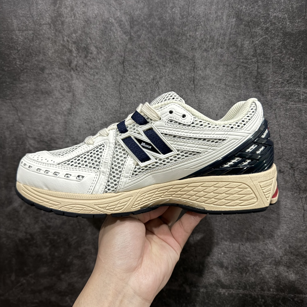 图片[2]-纯原特价 【纯原R版】新百伦NB New Balance M1906RR机能红 原版本 工厂全系8个配色福利清仓 全套原楦原纸板原厂数据开发 进口三明治网面 原装进口皮料正确绒感卡色 正确中底拉帮中底网布细节 原厂标裁 带紫光防伪 定制后跟透明水晶模块 冲裁组合 大底贴合程度胶水上色把控完美 整洁度挑战全网艺术家 多道序QC把关品质完善 匠心打造 耗时两个月开发完成 工艺极其复杂难度可想而知 新开独立私模大底 全网唯一正确六层组合大底 高端零售专供产物 尺码：36 36.5 37 37.5 38 38.5 39.5 40 40.5 41.5 42 42.5 43 44 45-选品中心