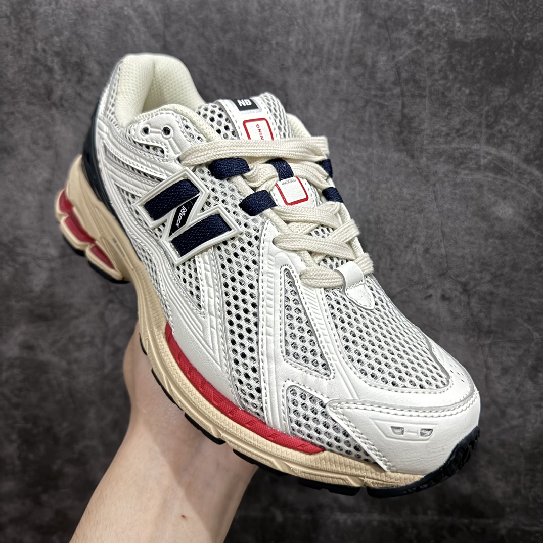 图片[3]-纯原特价 【纯原R版】新百伦NB New Balance M1906RR机能红 原版本 工厂全系8个配色福利清仓 全套原楦原纸板原厂数据开发 进口三明治网面 原装进口皮料正确绒感卡色 正确中底拉帮中底网布细节 原厂标裁 带紫光防伪 定制后跟透明水晶模块 冲裁组合 大底贴合程度胶水上色把控完美 整洁度挑战全网艺术家 多道序QC把关品质完善 匠心打造 耗时两个月开发完成 工艺极其复杂难度可想而知 新开独立私模大底 全网唯一正确六层组合大底 高端零售专供产物 尺码：36 36.5 37 37.5 38 38.5 39.5 40 40.5 41.5 42 42.5 43 44 45-选品中心