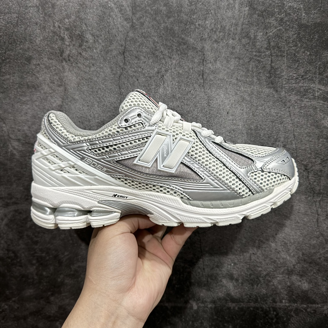 纯原特价 【纯原R版】新百伦NB New Balance M1906RCB蓝银黑 原版本 工厂全系8个配色福利清仓 全套原楦原纸板原厂数据开发 进口三明治网面 原装进口皮料正确绒感卡色 正确中底拉帮中底网布细节 原厂标裁 带紫光防伪 定制后跟透明水晶模块 冲裁组合 大底贴合程度胶水上色把控完美 整洁度挑战全网艺术家 多道序QC把关品质完善 匠心打造 耗时两个月开发完成 工艺极其复杂难度可想而知 新开独立私模大底 全网唯一正确六层组合大底 高端零售专供产物 尺码:36 36.5 37 37.5 38 38.5 39.5 40 40.5 41.5 42 42.5 43 44 45-选品中心