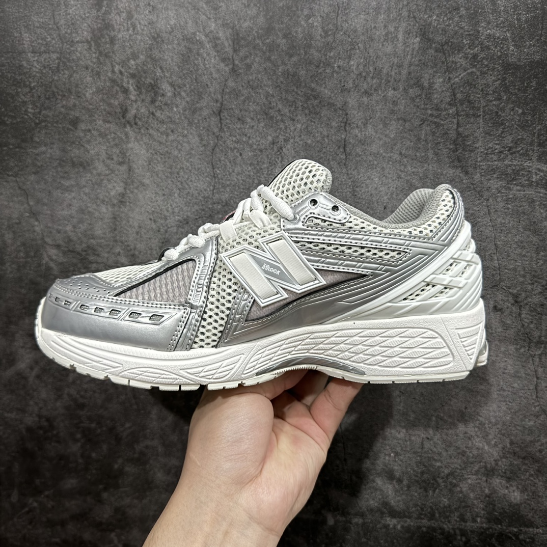 图片[2]-纯原特价 【纯原R版】新百伦NB New Balance M1906RCB蓝银黑 原版本 工厂全系8个配色福利清仓 全套原楦原纸板原厂数据开发 进口三明治网面 原装进口皮料正确绒感卡色 正确中底拉帮中底网布细节 原厂标裁 带紫光防伪 定制后跟透明水晶模块 冲裁组合 大底贴合程度胶水上色把控完美 整洁度挑战全网艺术家 多道序QC把关品质完善 匠心打造 耗时两个月开发完成 工艺极其复杂难度可想而知 新开独立私模大底 全网唯一正确六层组合大底 高端零售专供产物 尺码：36 36.5 37 37.5 38 38.5 39.5 40 40.5 41.5 42 42.5 43 44 45-选品中心