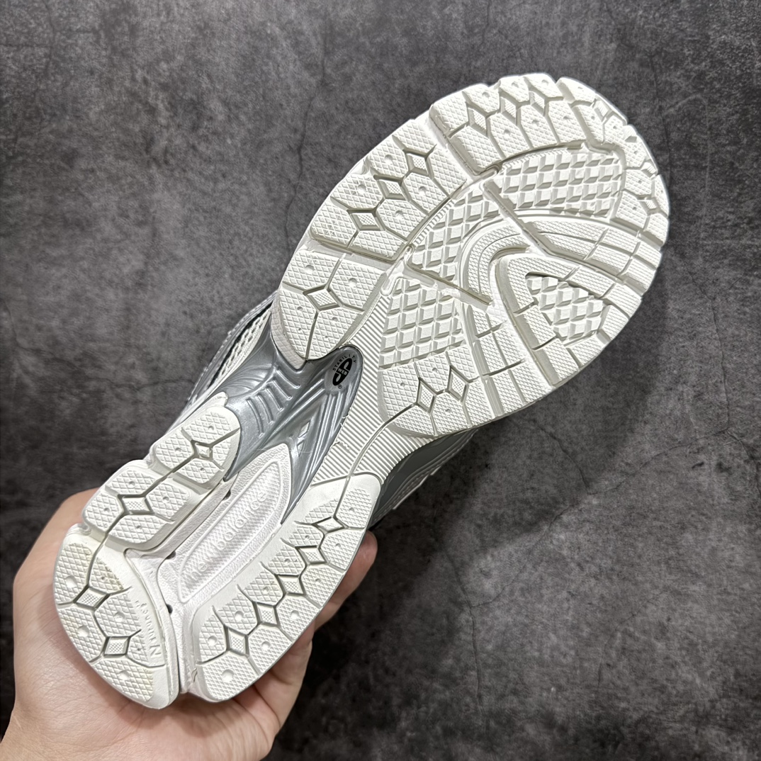 图片[9]-纯原特价 【纯原R版】新百伦NB New Balance M1906RCB蓝银黑 原版本 工厂全系8个配色福利清仓 全套原楦原纸板原厂数据开发 进口三明治网面 原装进口皮料正确绒感卡色 正确中底拉帮中底网布细节 原厂标裁 带紫光防伪 定制后跟透明水晶模块 冲裁组合 大底贴合程度胶水上色把控完美 整洁度挑战全网艺术家 多道序QC把关品质完善 匠心打造 耗时两个月开发完成 工艺极其复杂难度可想而知 新开独立私模大底 全网唯一正确六层组合大底 高端零售专供产物 尺码：36 36.5 37 37.5 38 38.5 39.5 40 40.5 41.5 42 42.5 43 44 45-选品中心