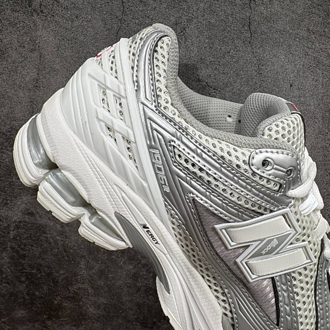 图片[7]-纯原特价 【纯原R版】新百伦NB New Balance M1906RCB蓝银黑 原版本 工厂全系8个配色福利清仓 全套原楦原纸板原厂数据开发 进口三明治网面 原装进口皮料正确绒感卡色 正确中底拉帮中底网布细节 原厂标裁 带紫光防伪 定制后跟透明水晶模块 冲裁组合 大底贴合程度胶水上色把控完美 整洁度挑战全网艺术家 多道序QC把关品质完善 匠心打造 耗时两个月开发完成 工艺极其复杂难度可想而知 新开独立私模大底 全网唯一正确六层组合大底 高端零售专供产物 尺码：36 36.5 37 37.5 38 38.5 39.5 40 40.5 41.5 42 42.5 43 44 45-选品中心